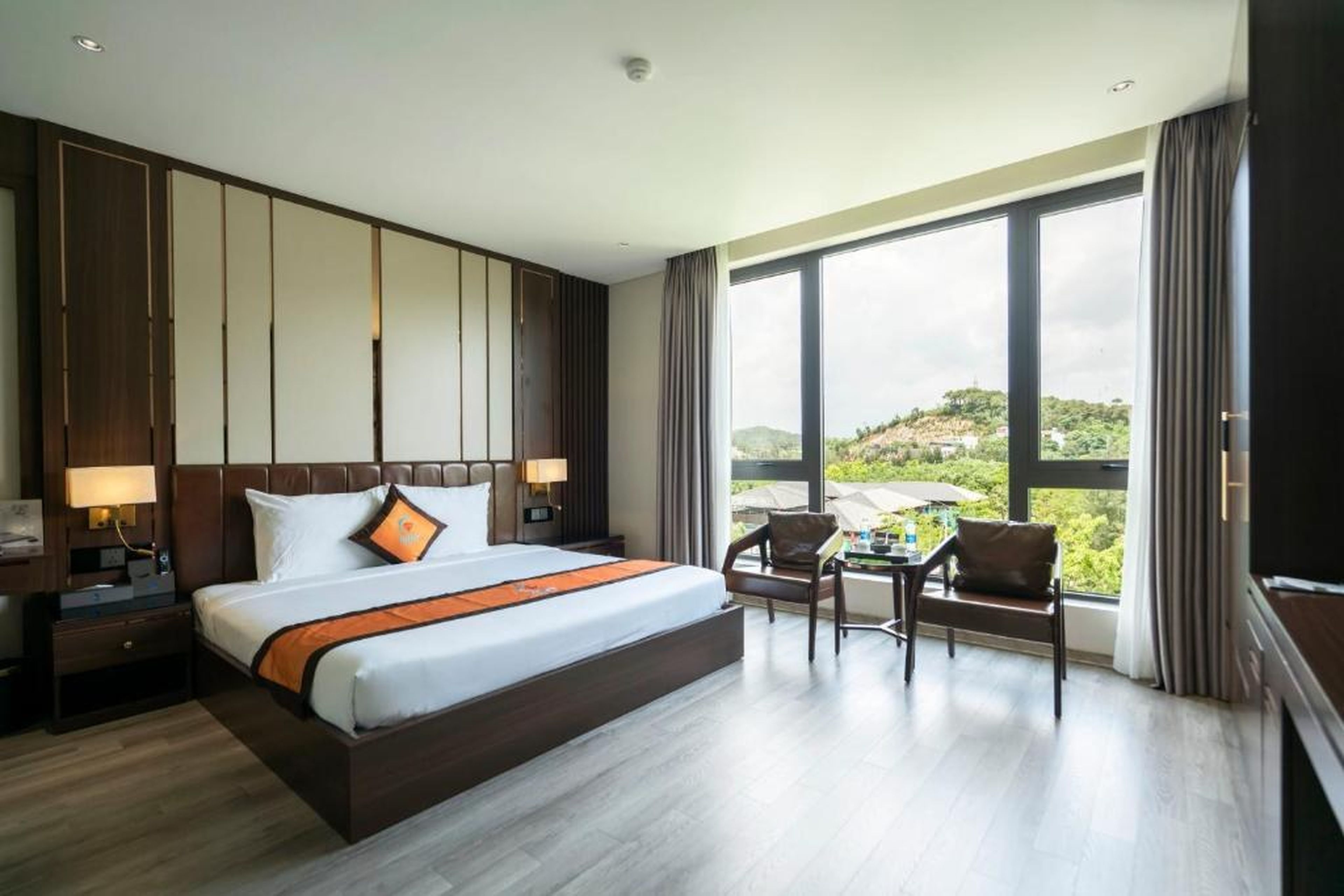 Ruby Hotel Van Don - Hình 44