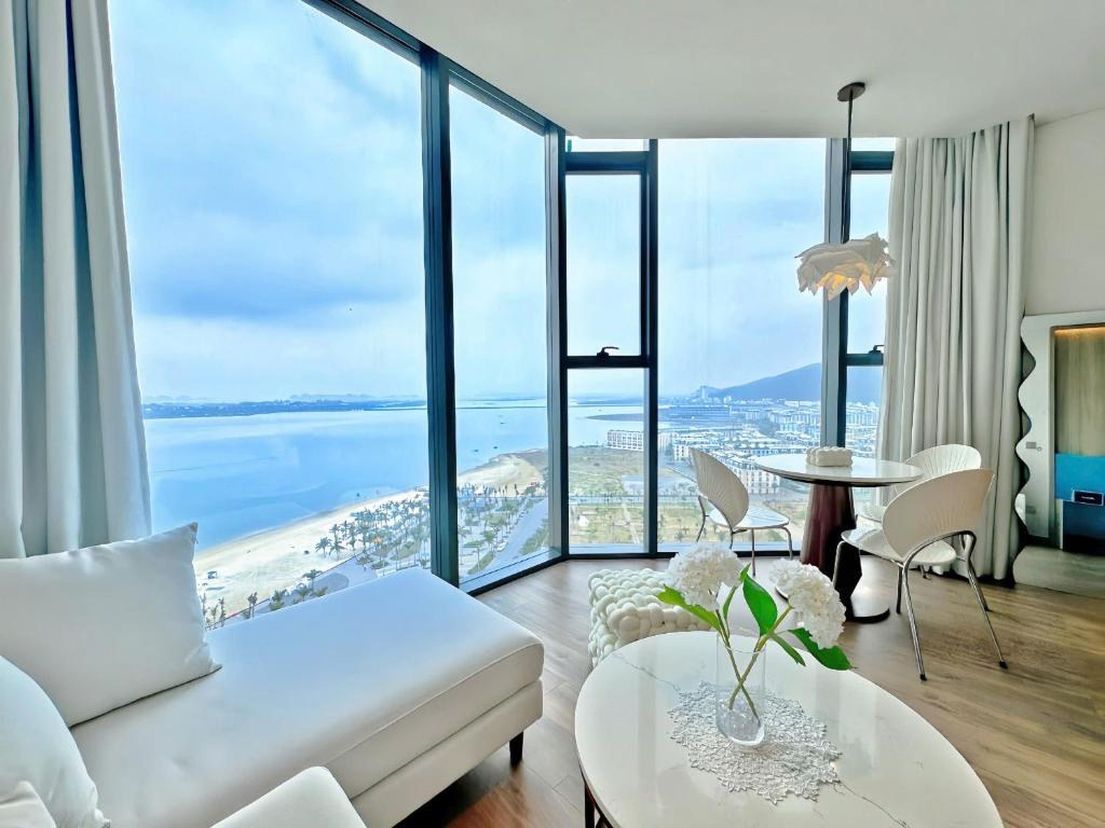A La Carte Ha Long Bay Seaside Apartments - Hình 5