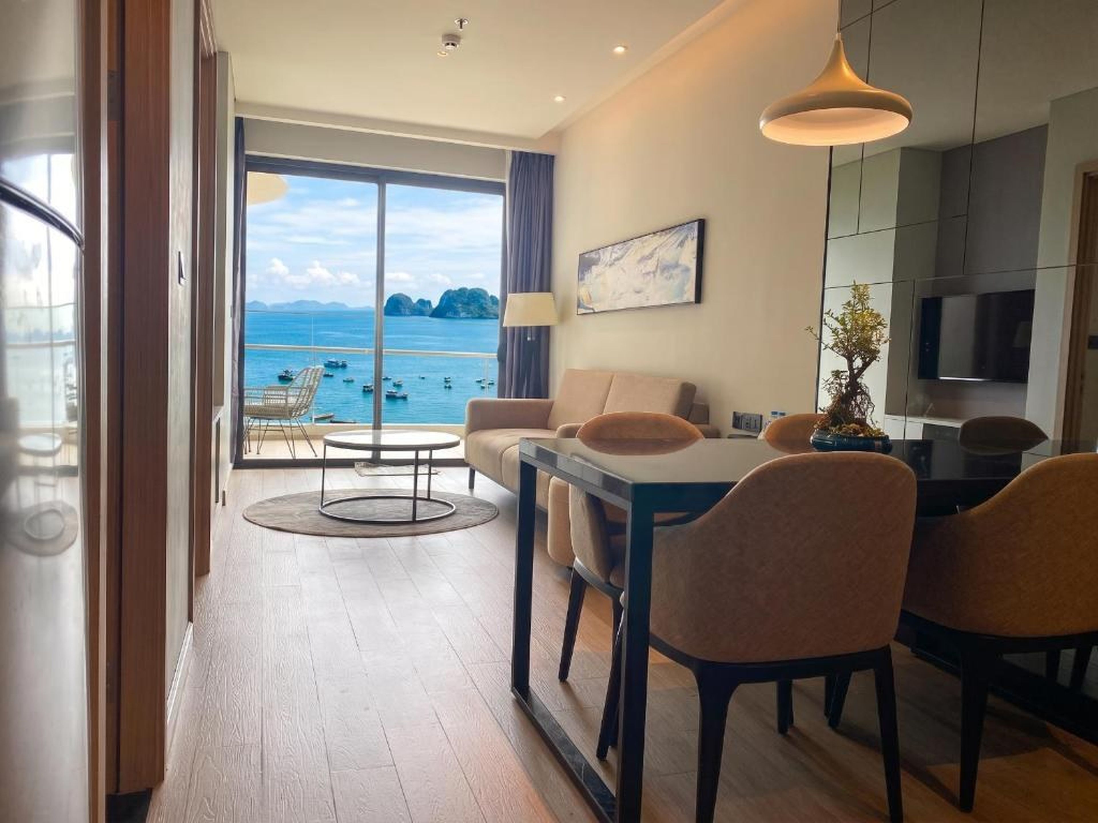 Residence By the Ha Long Beach Citadines Marina 1BR - Hình 9
