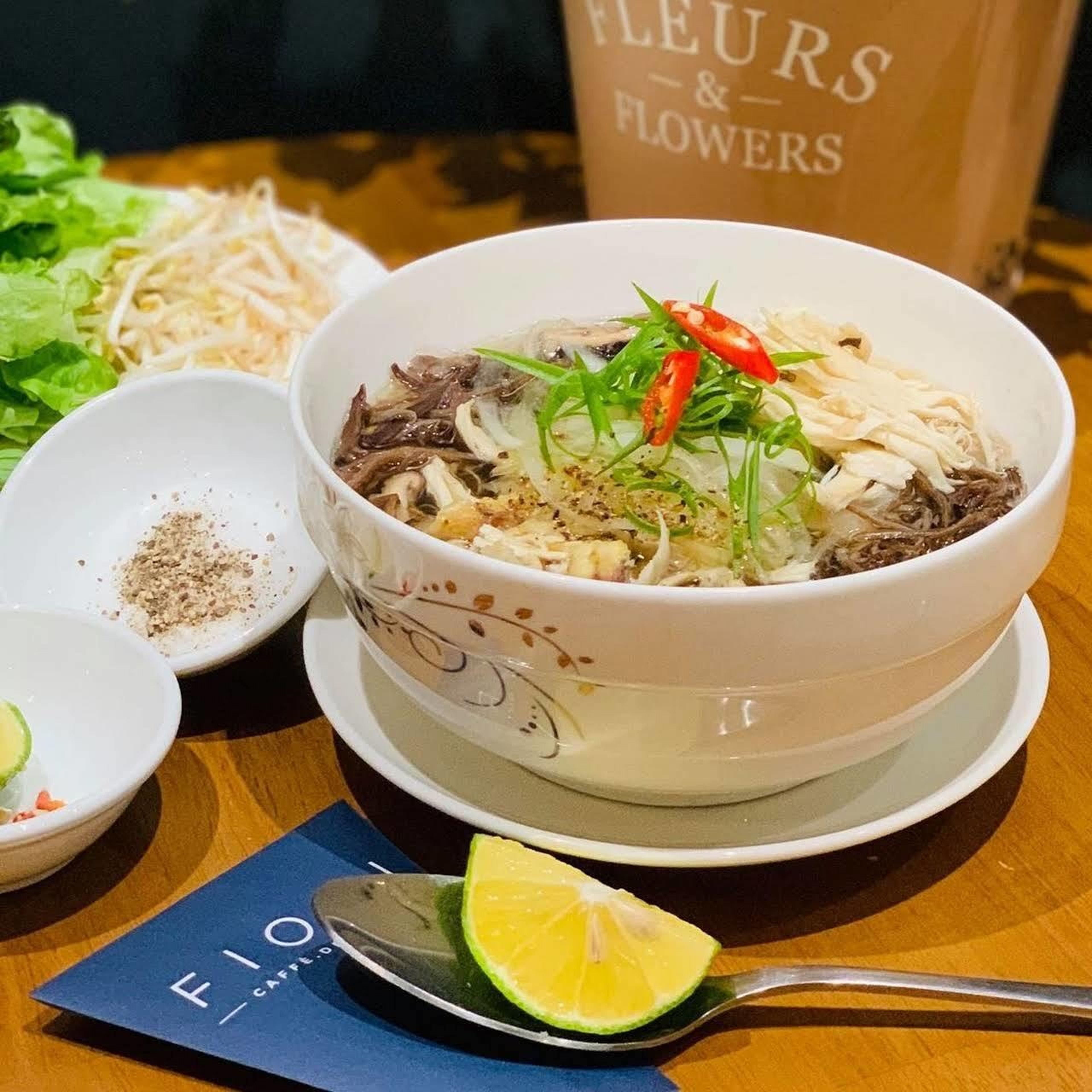 Fiori Caffe Dessert - Có một trời Âu xinh đẹp giữa lòng Hạ Long - Hình 1