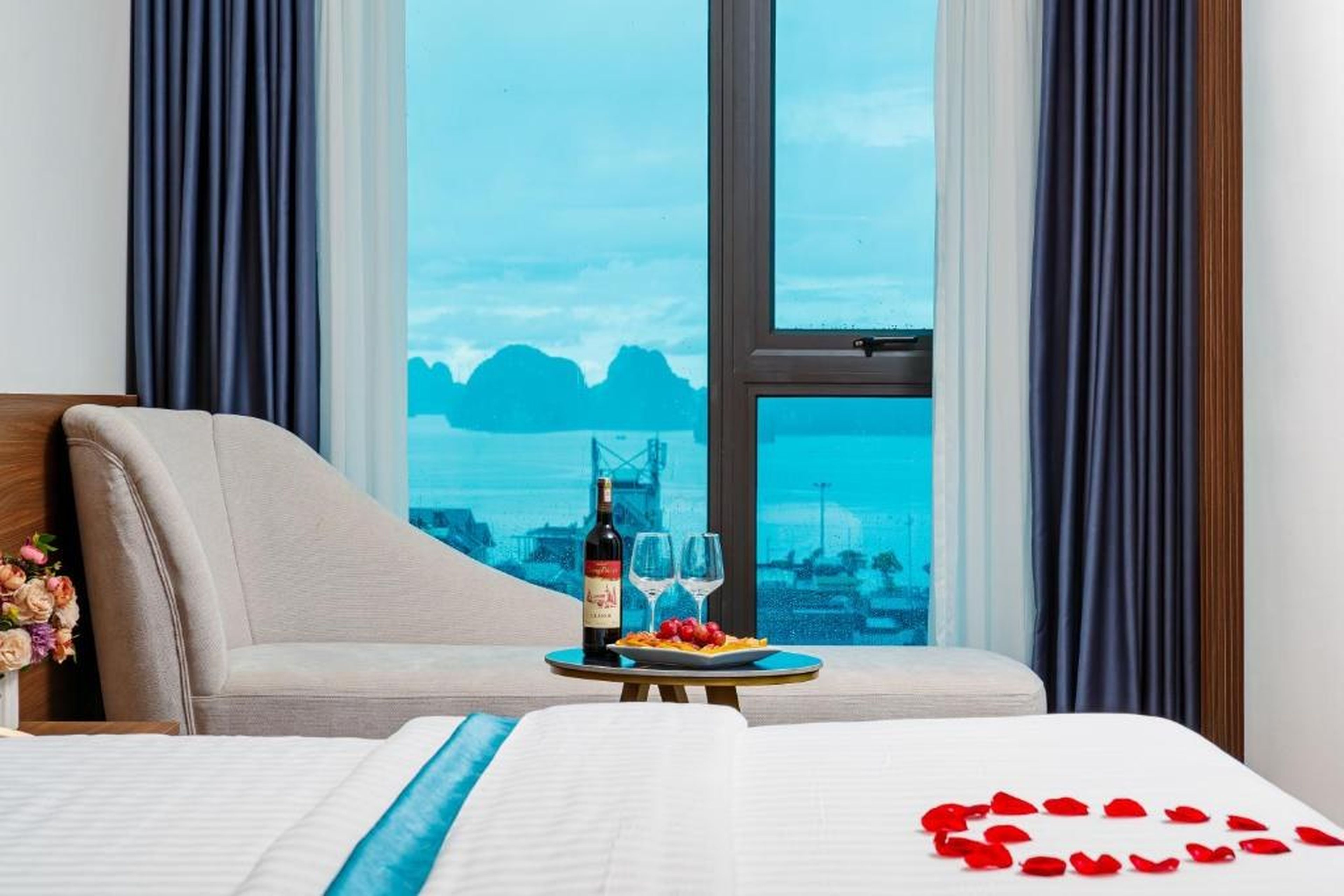 River Way Hotel Ha Long - 500m to Beach - Hình 23