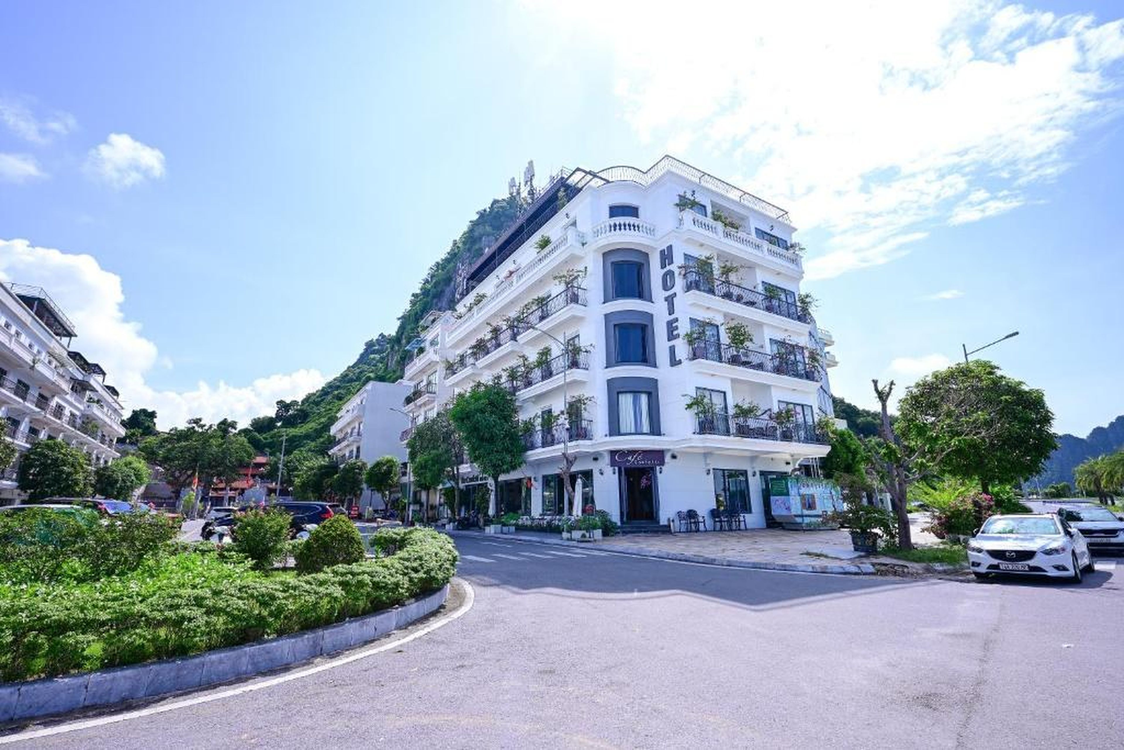 The Confetti Hotel Ha Long - Hình 35