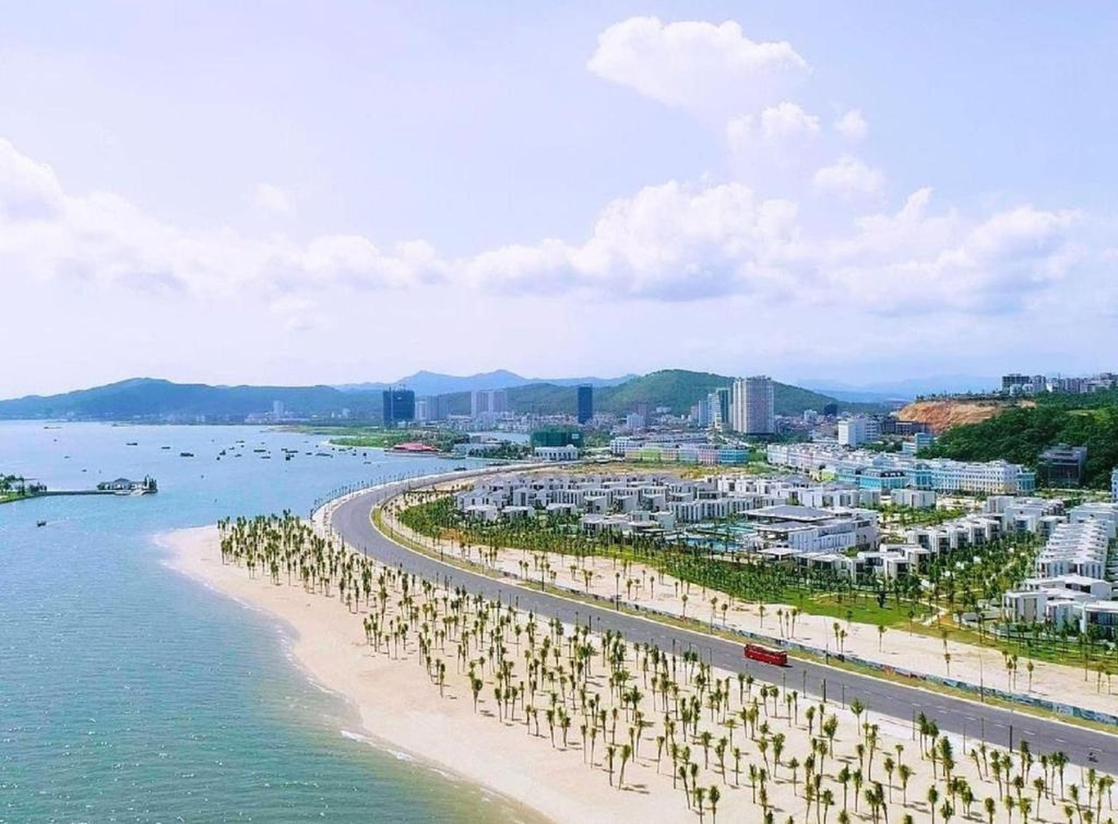 The Enchanted Ha Long Hotel - Bai Chay Beach - Hình 17