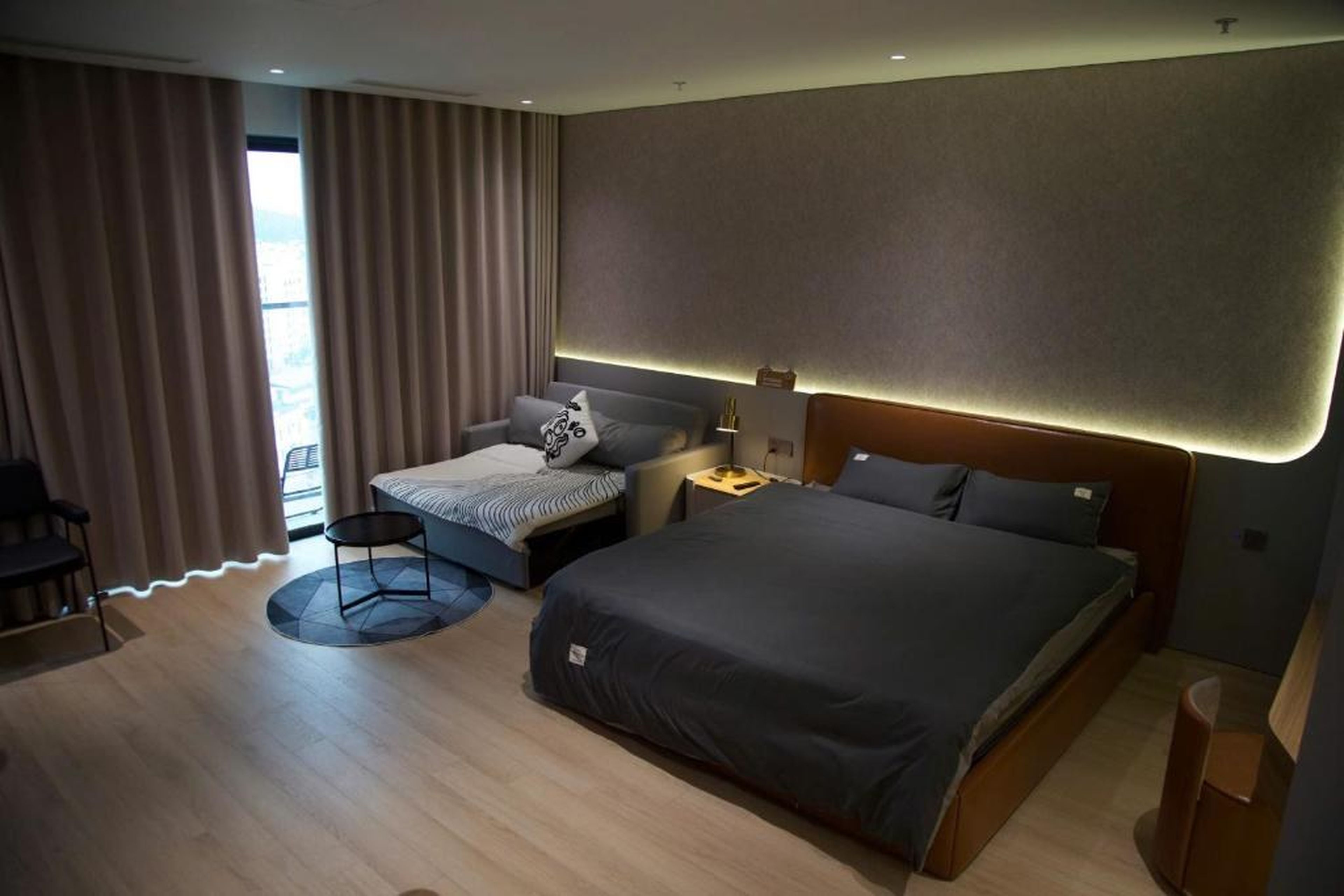 Modern Balcony Studio Near Sun World - The Holiday Ha Long - Hình 1