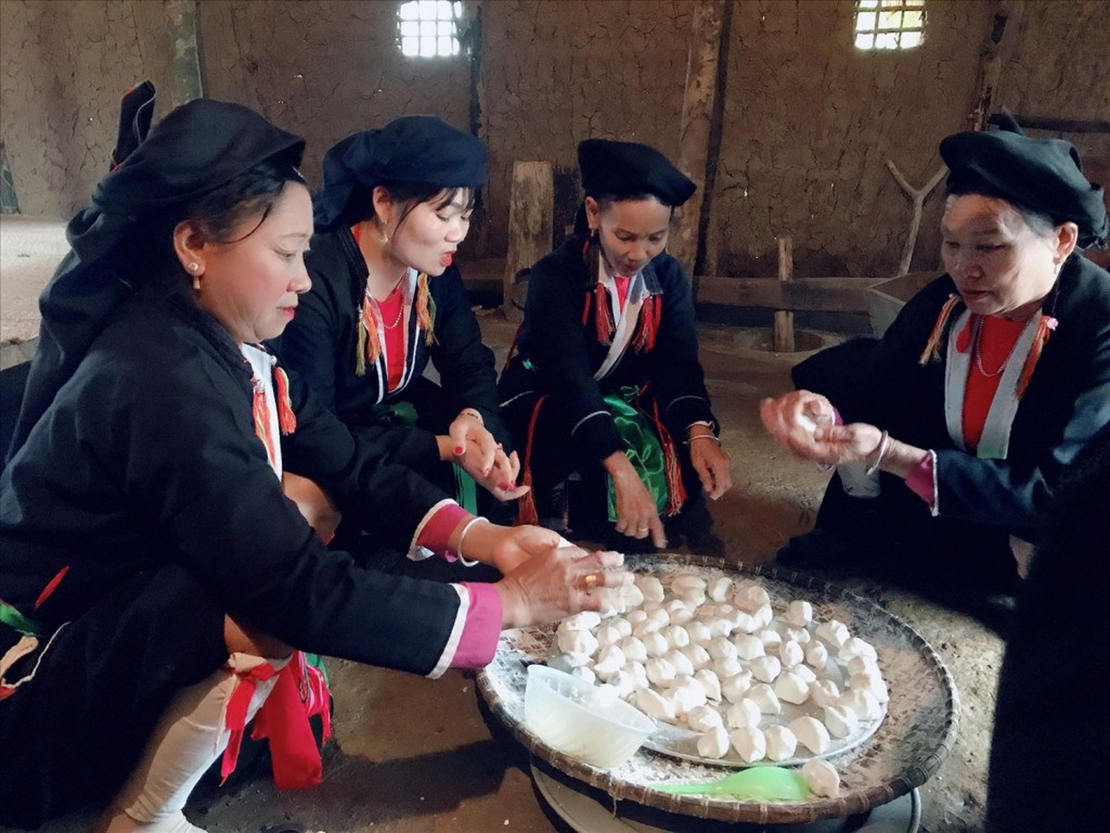 Bánh bạc đầu – 산지우족의 ‘빚으면서 바로 먹는’ 별미 - Hình 2