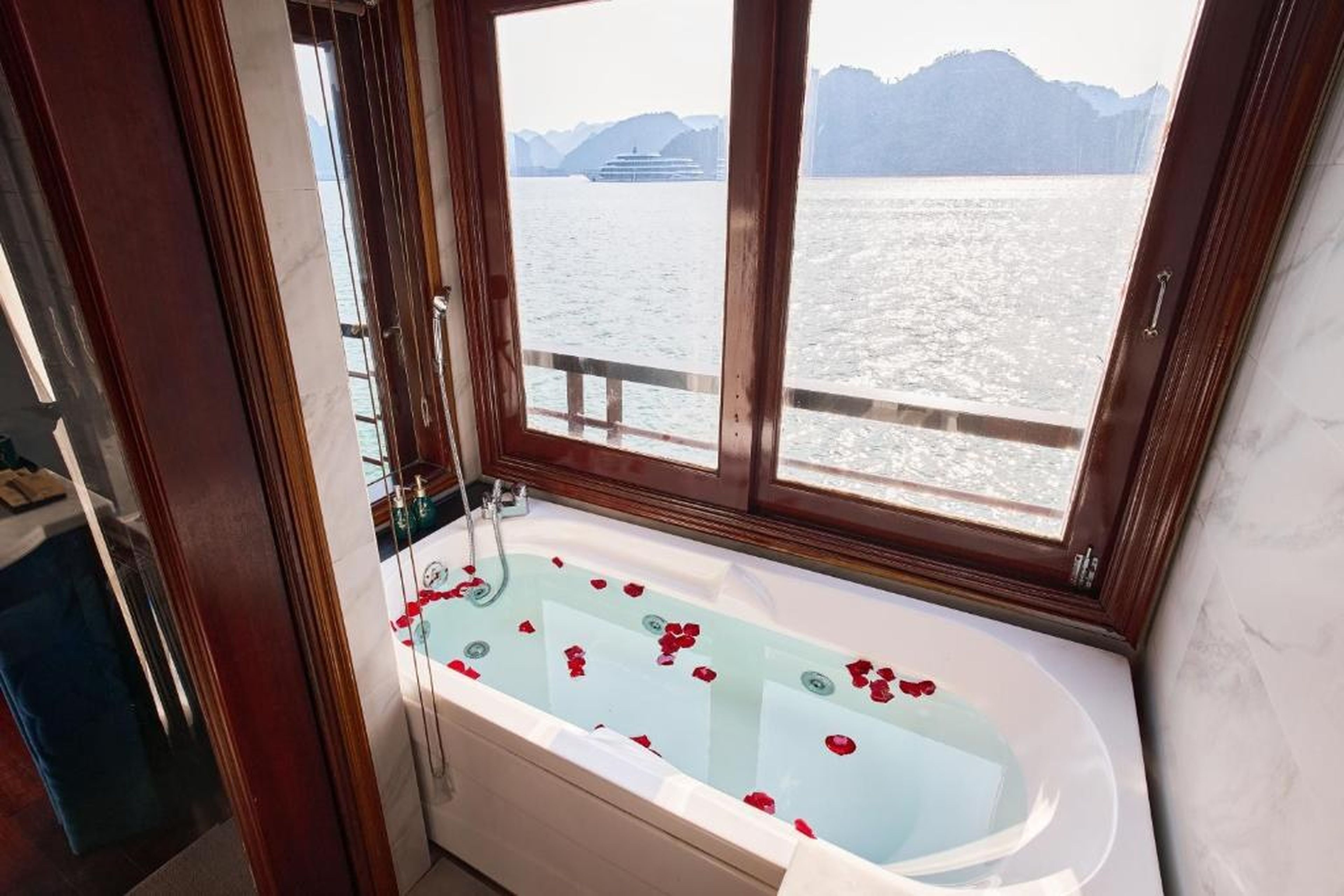 Aqua Elegance Cruise - Halong Bay by AHG - Hình 22