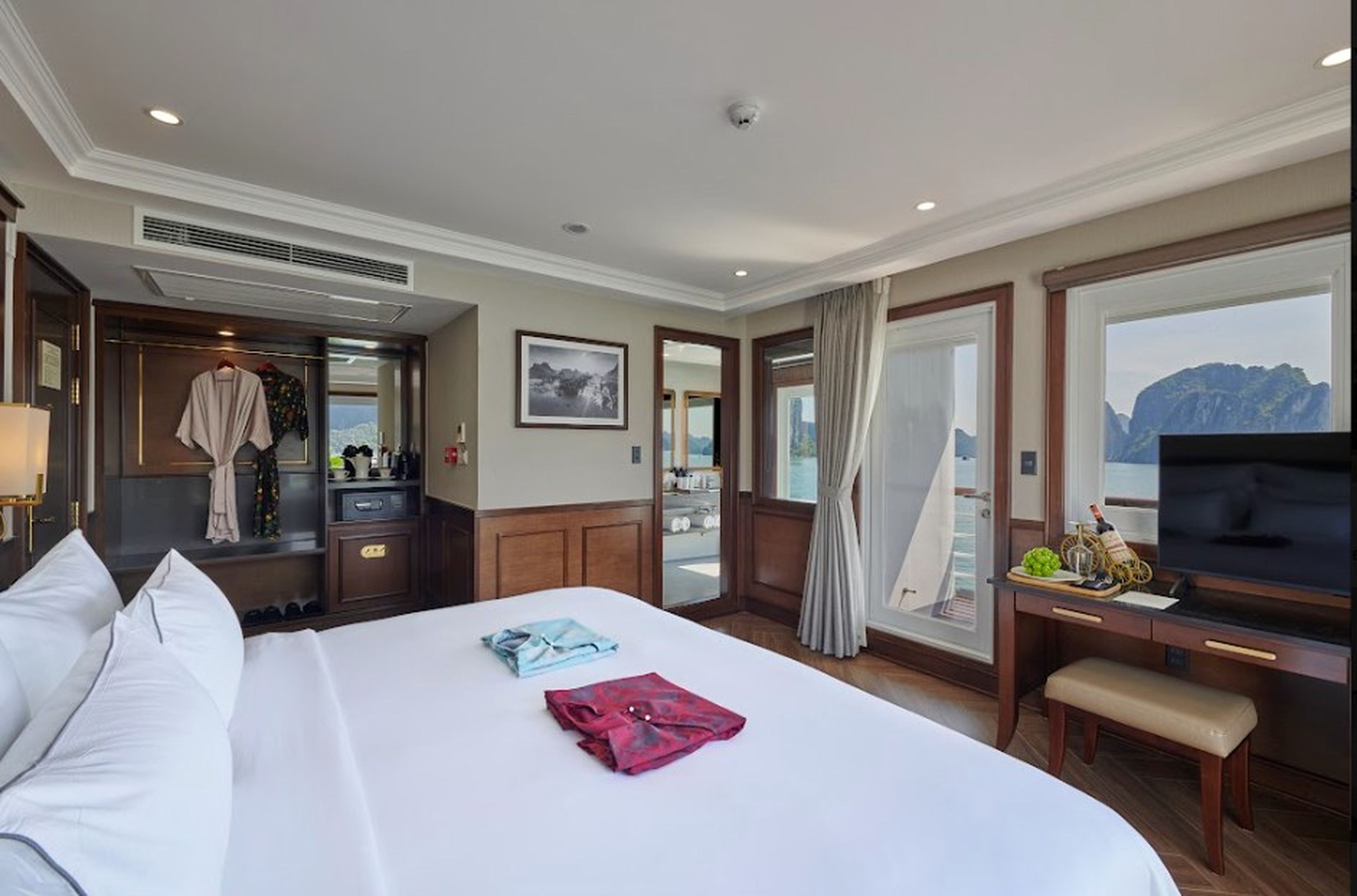 Ha Long: The Answer to the “Less Travel, More Experiences” Trend - Hình 3