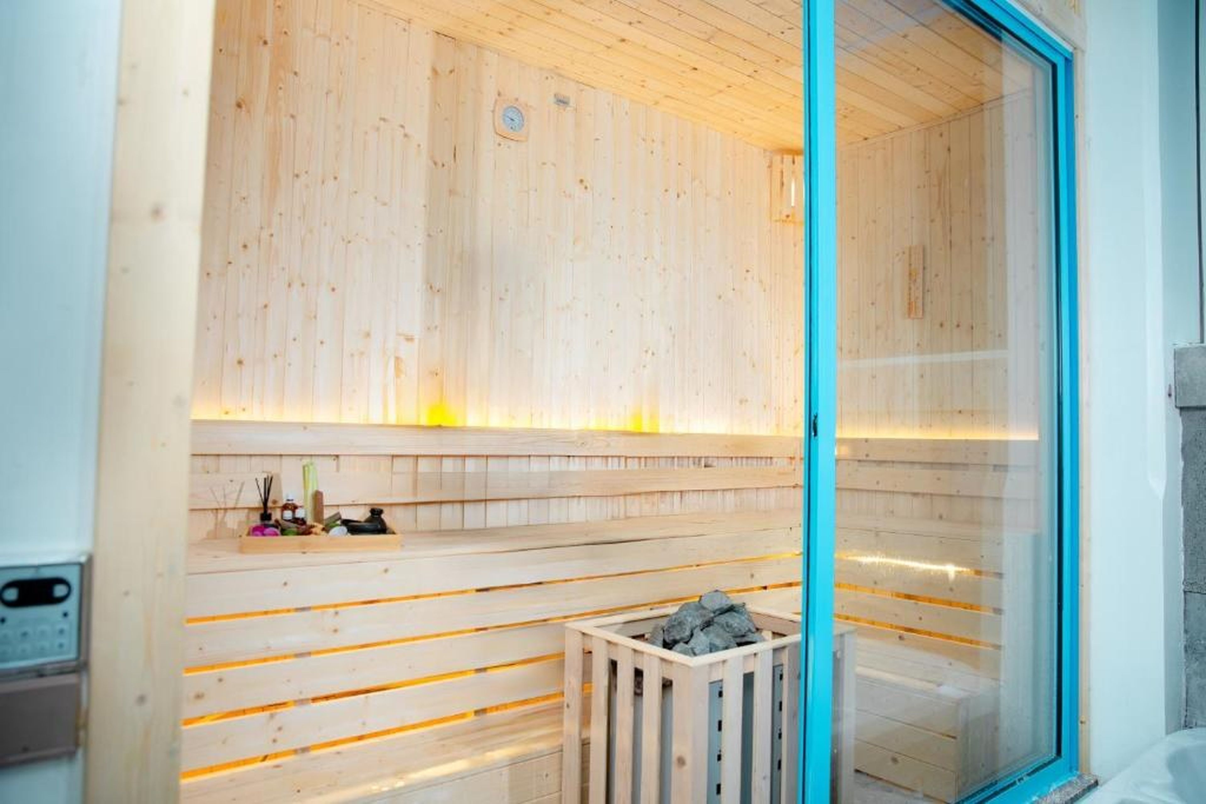 S Villa Ha Long - City Center, Near Beach - 6BR Private Villa with Pool, Jacuzzi, Sauna, Karaoke - Hình 10