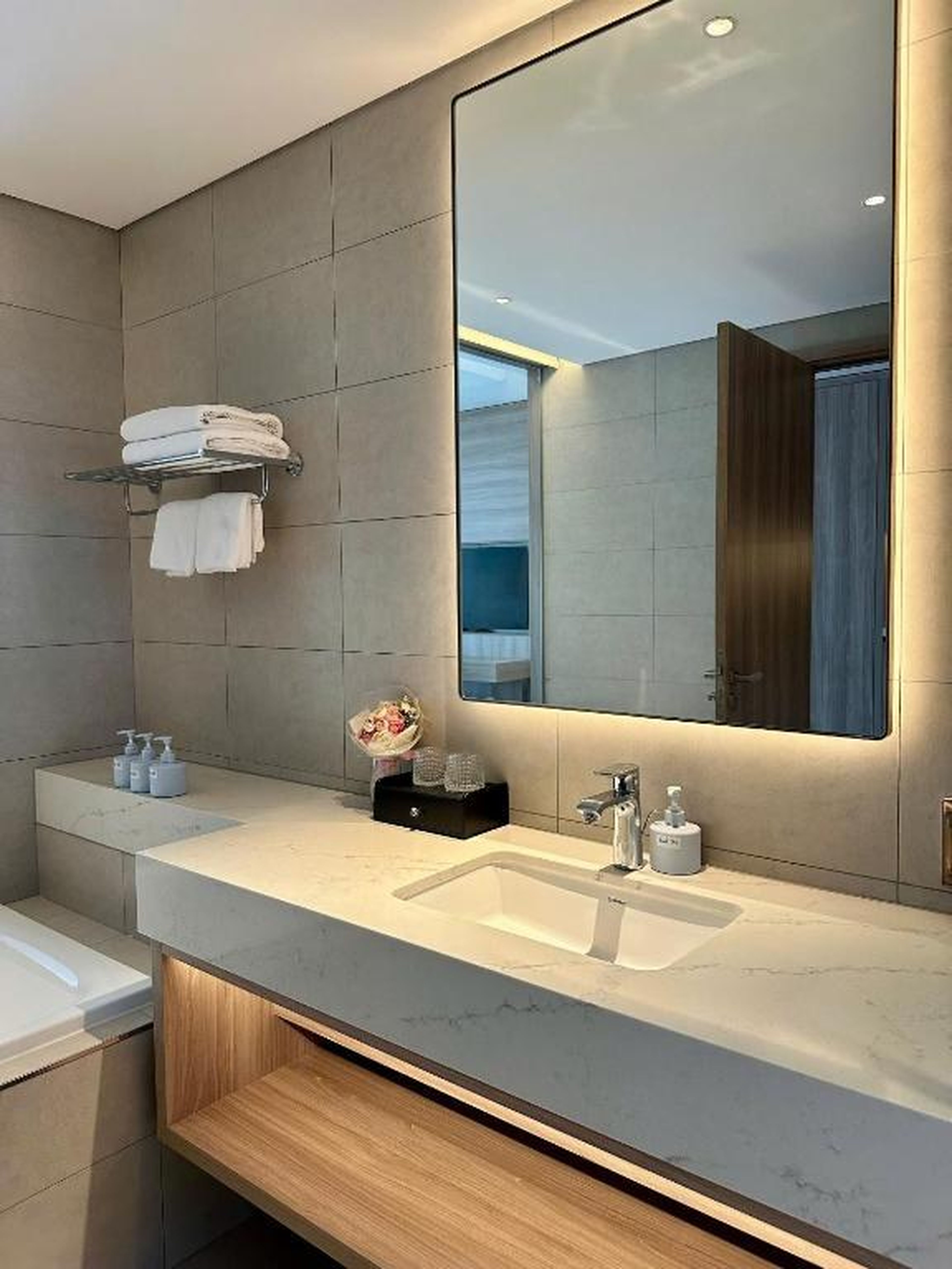A La Carte Ha Long Bay Seaside Apartments - Hình 44