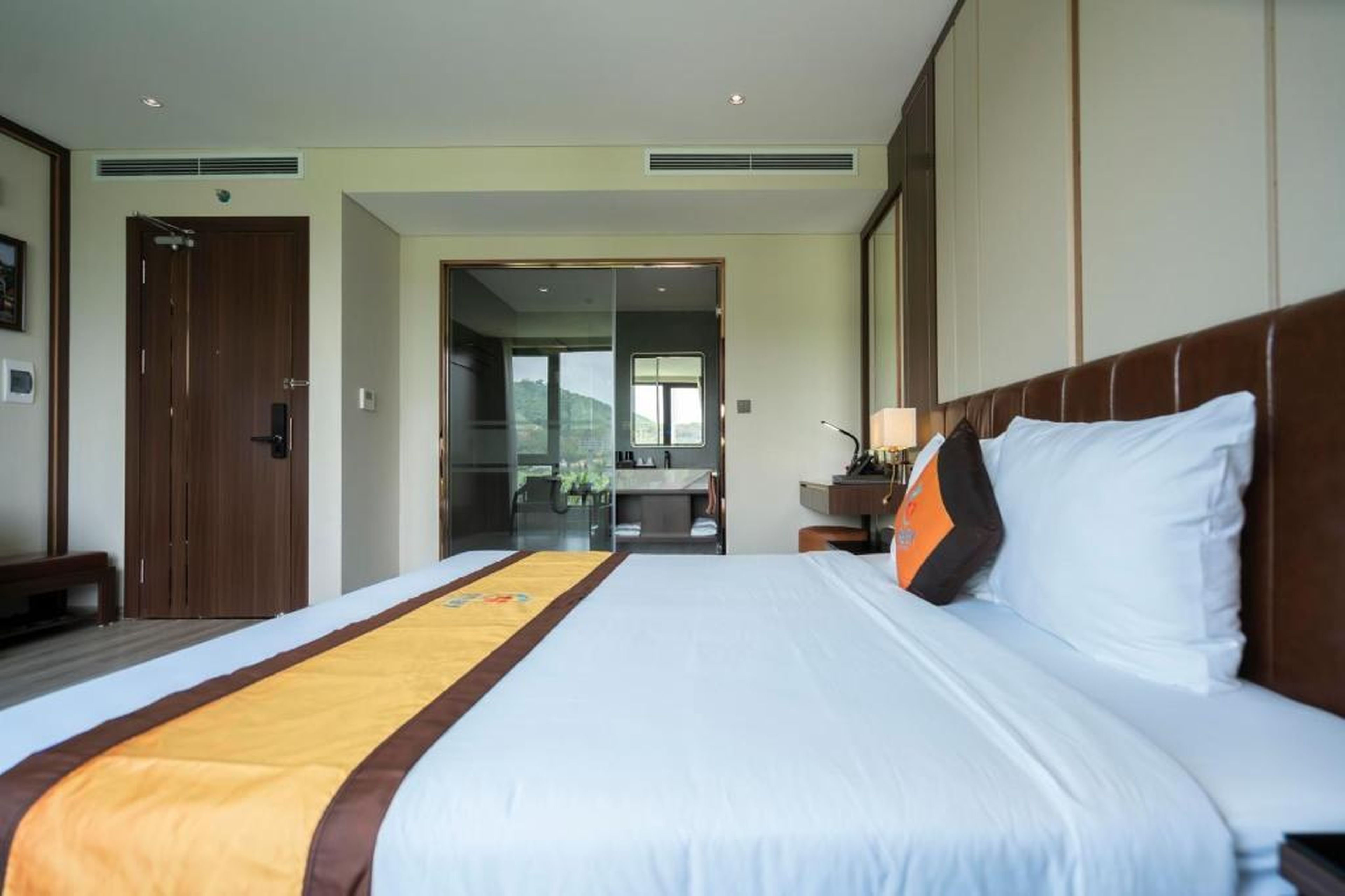 Ruby Hotel Van Don - Hình 40