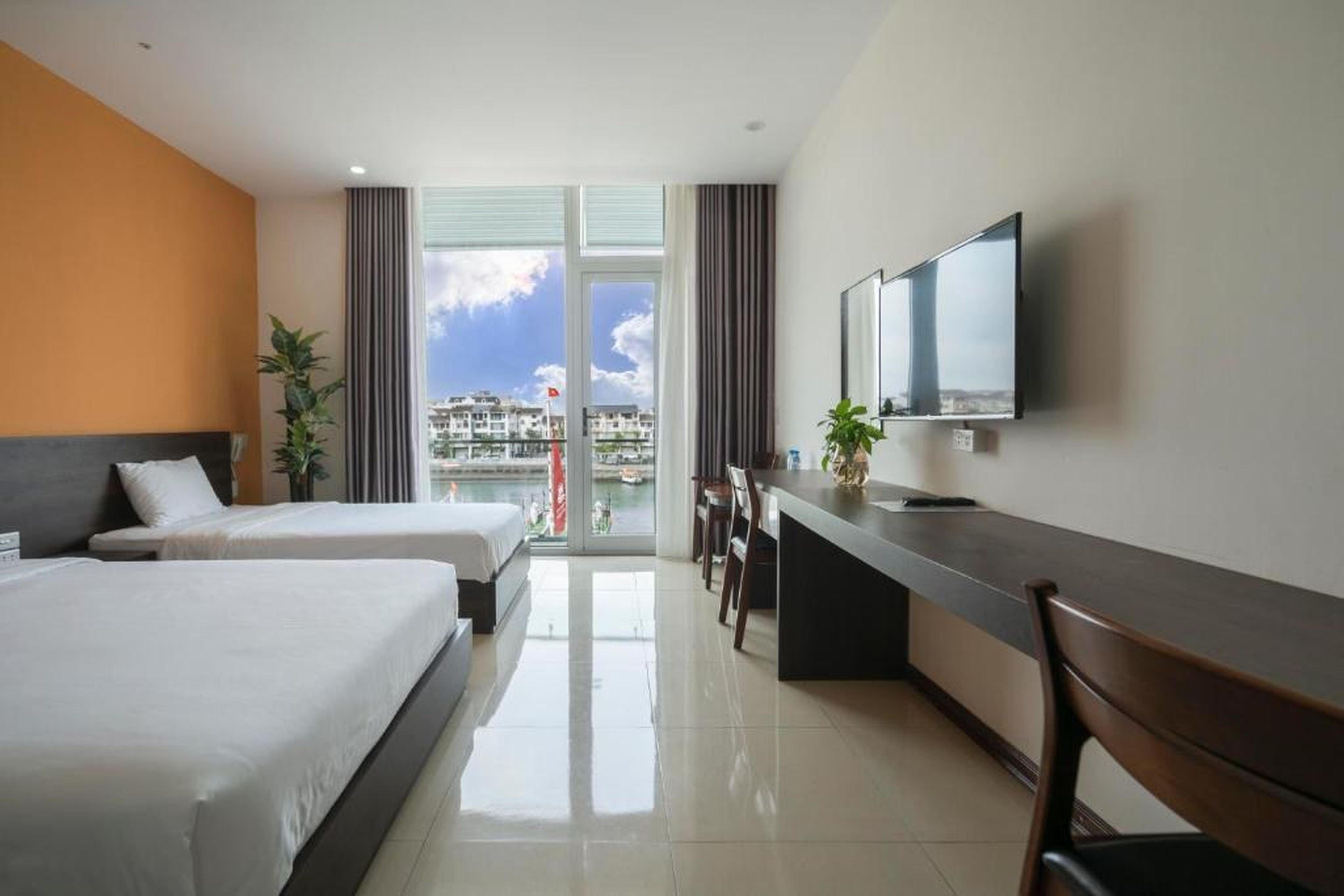 COCO Tuan Chau Hotel - Hình 1