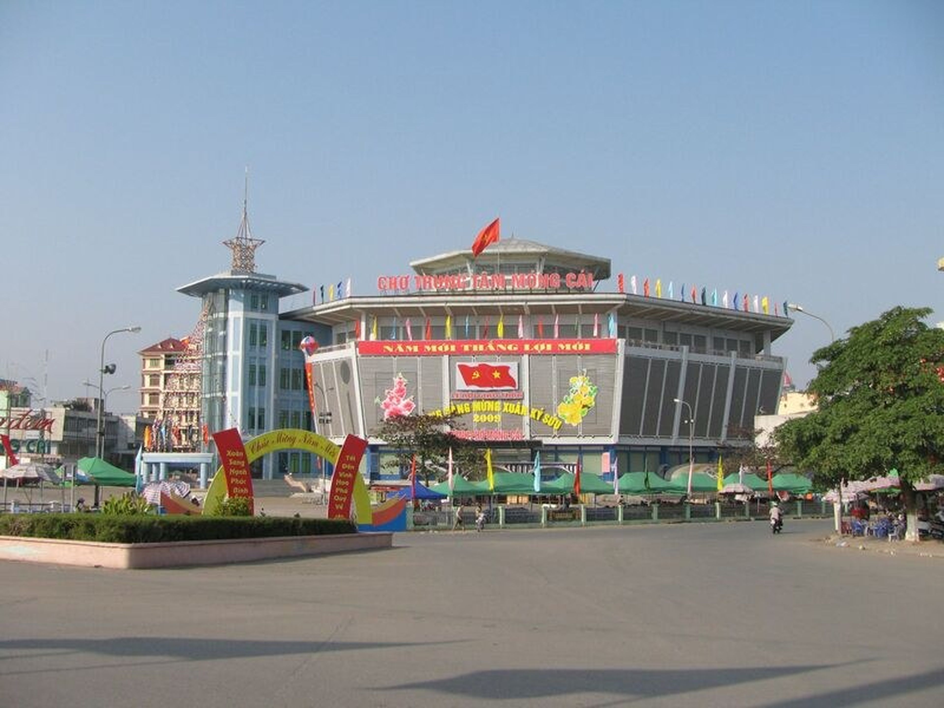 Chợ Móng Cái thiên đường mua sắm giá sỉ ở Quảng Ninh - Hình 2