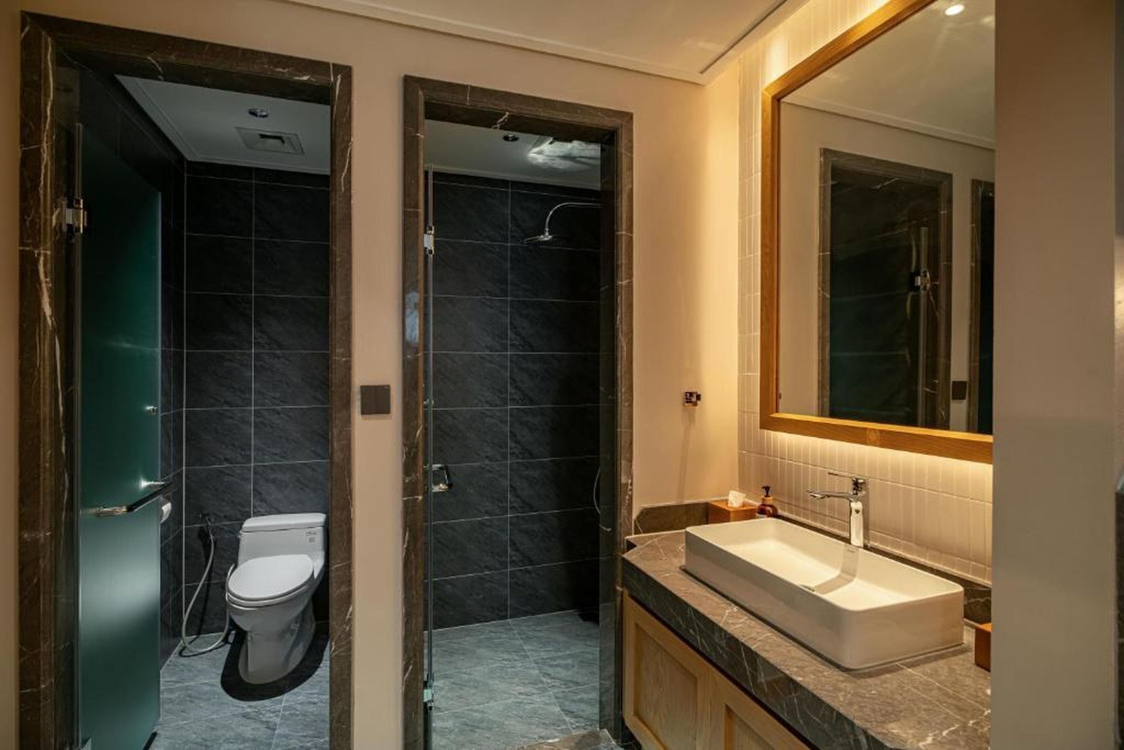 Nam Dat Hotel by D'Lecia Ha Long - Hình 26