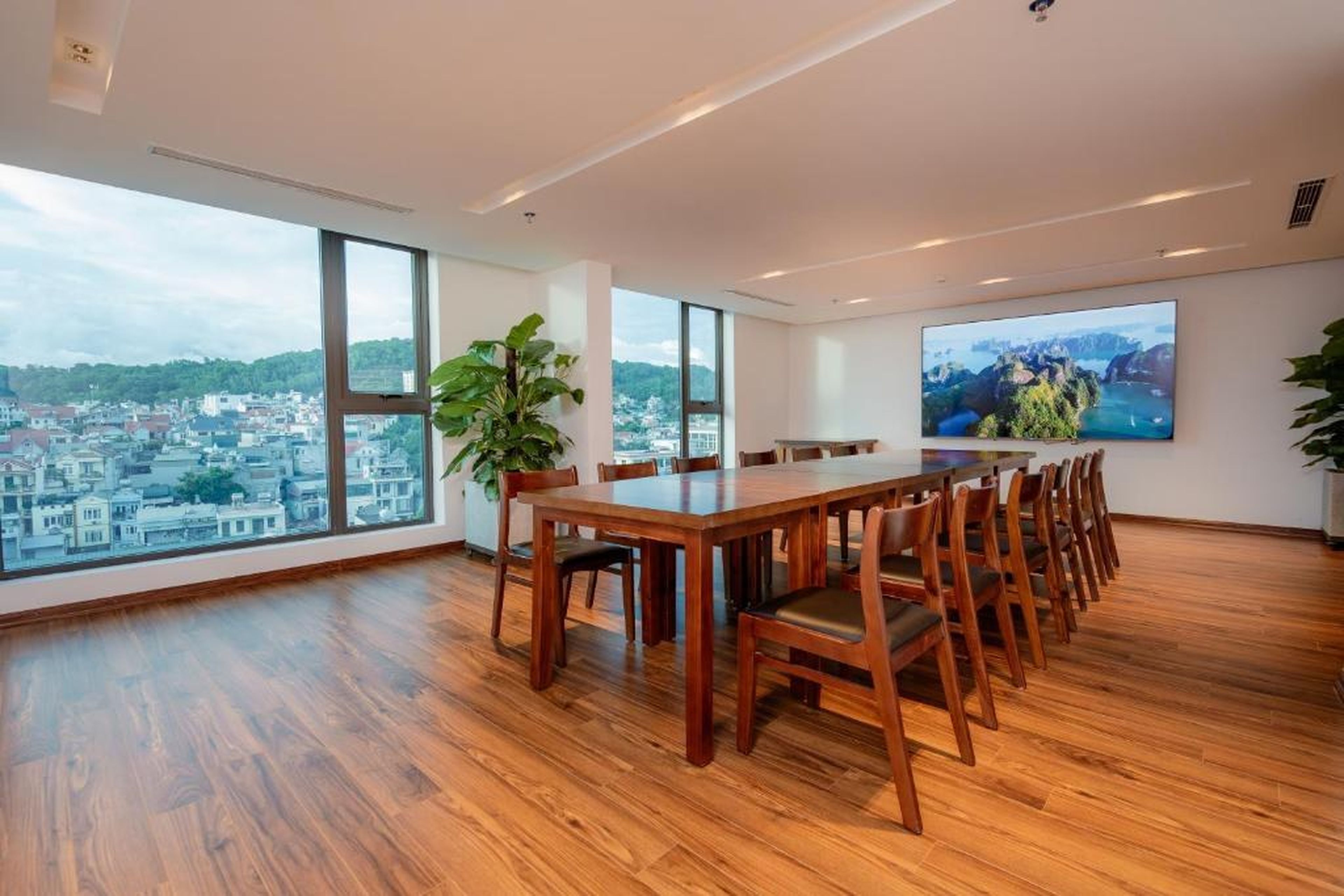 River Way Hotel Ha Long - 500m to Beach - Hình 22