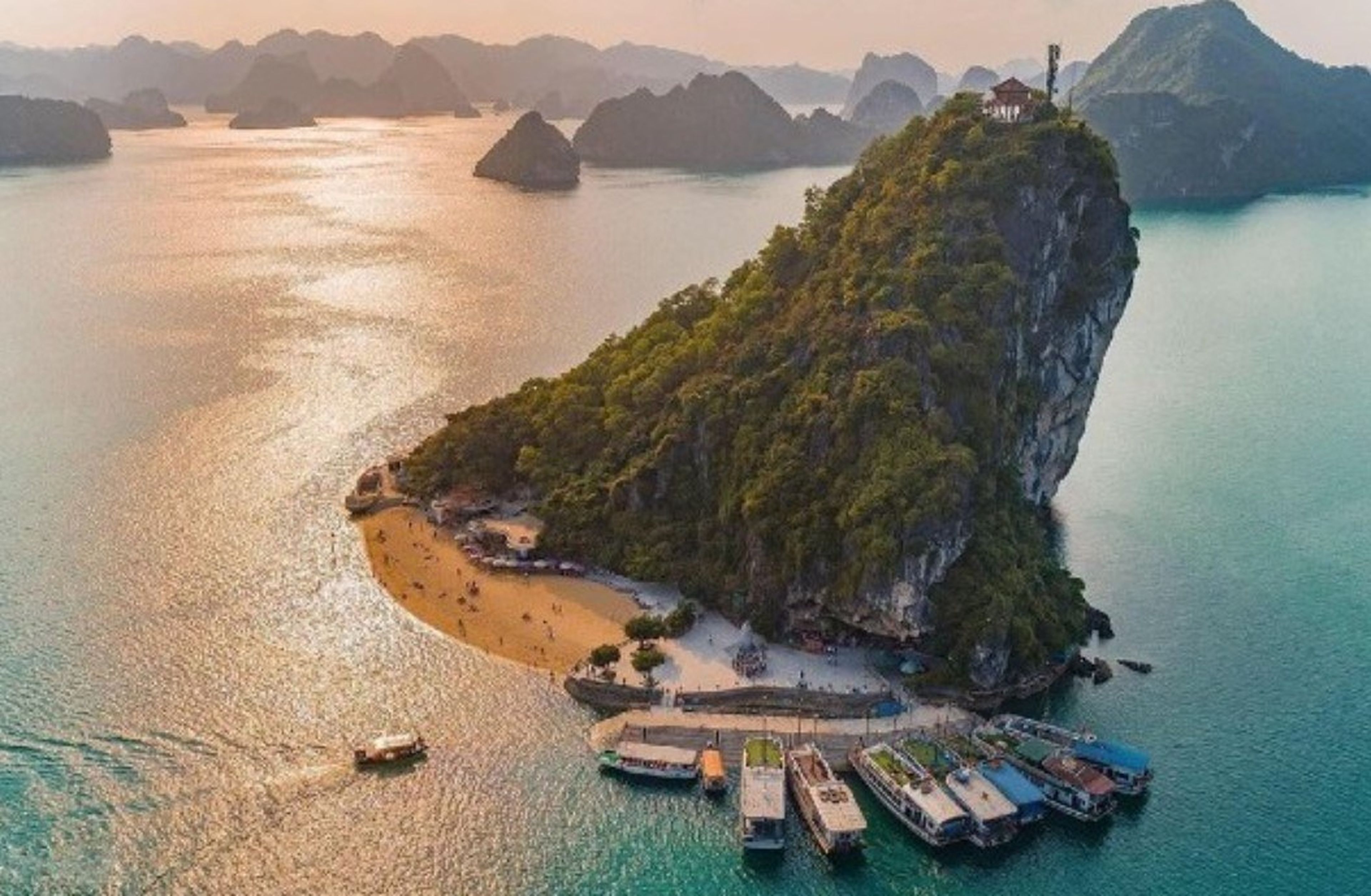 Triển ngay du lịch Vịnh Hạ Long trong ngày cực thú vị - Hình 3