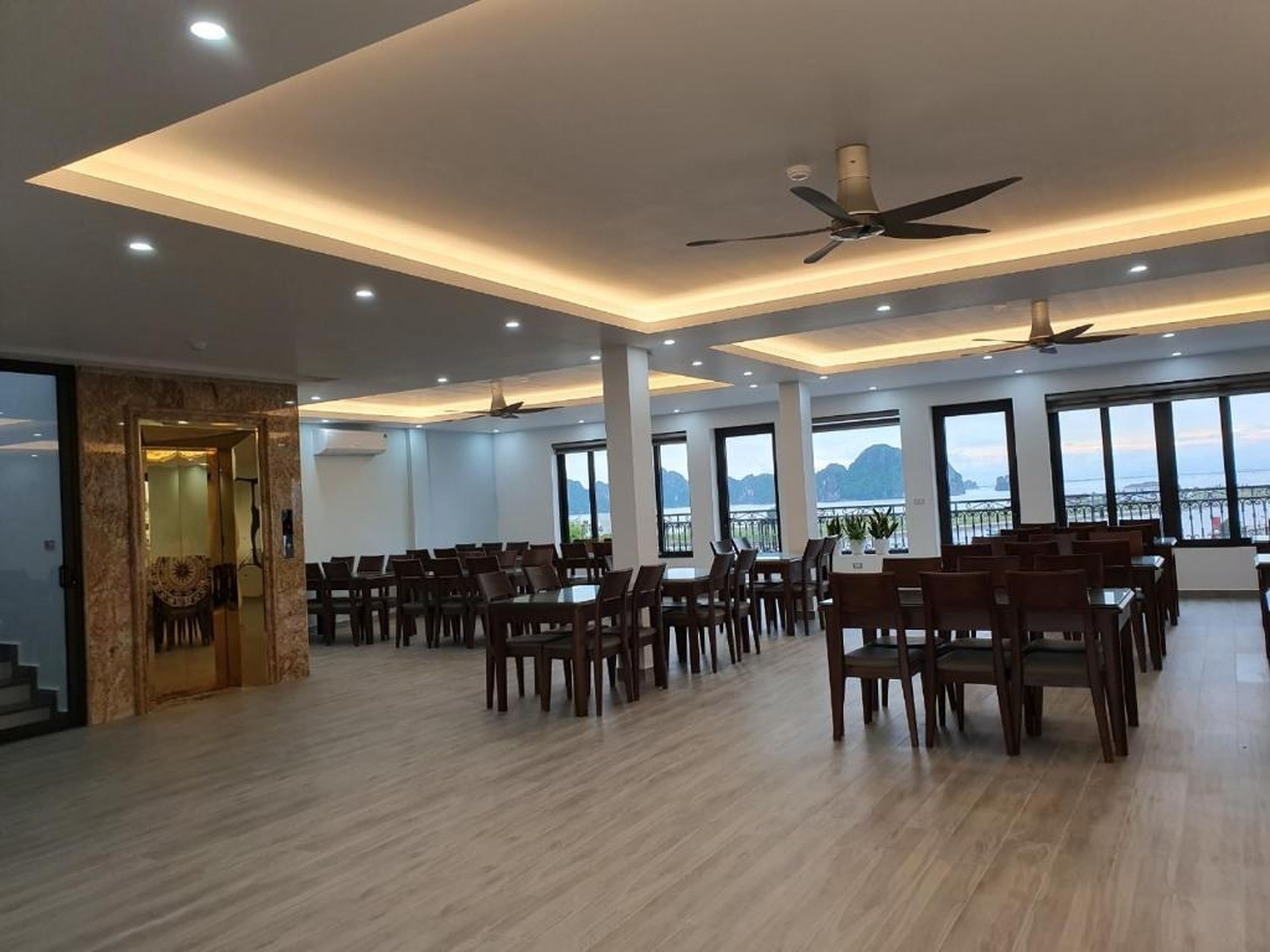 Ha Long Bay TC Hotel - Hình 3