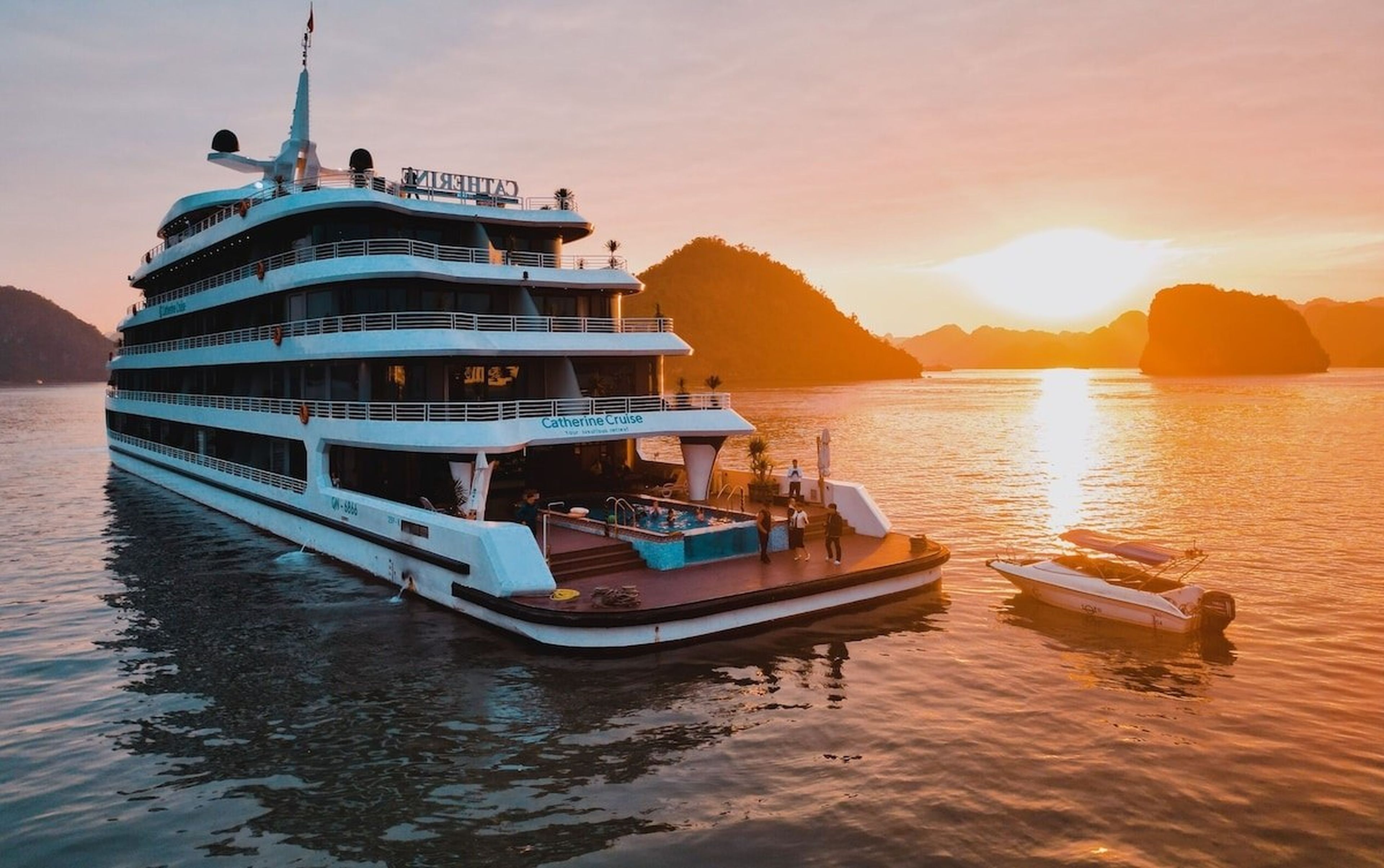 Top 5 luxurious Ha Long Bay cruise packages ideal for exploring the heritage bay - Hình 1