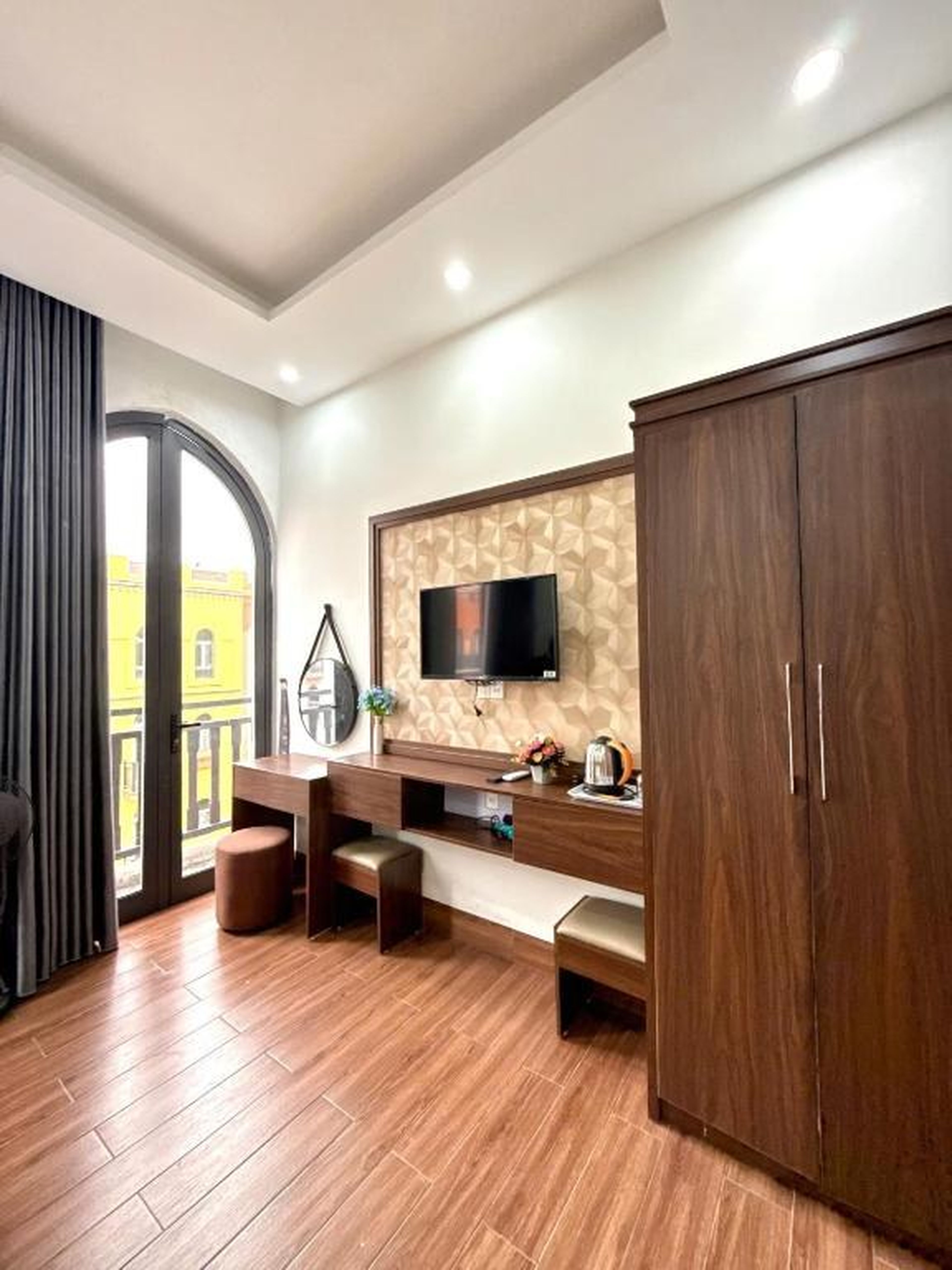TH Hotel 7 màu - Hình 4