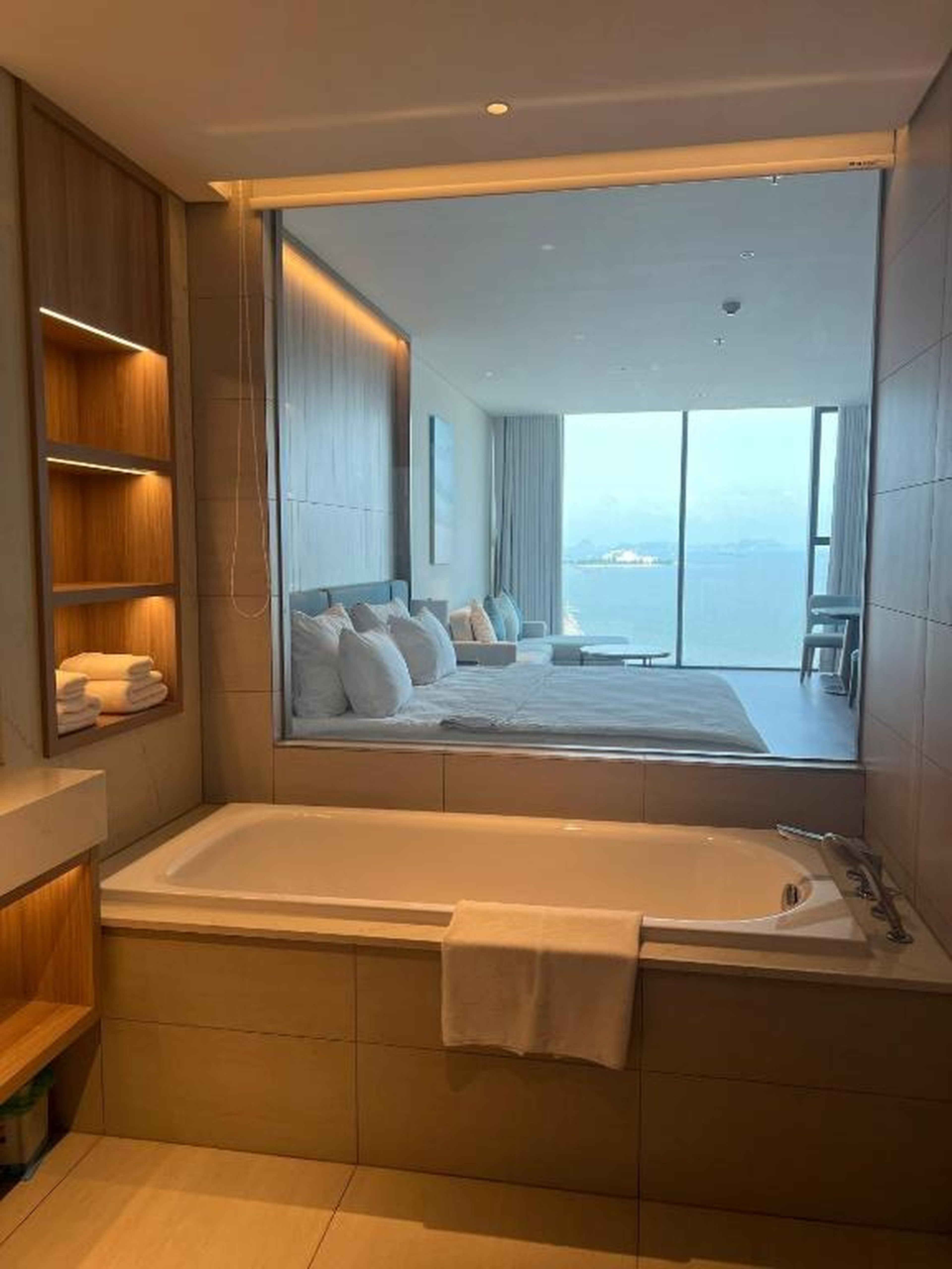 A La Carte Ha Long Bay - Sea View Apartment - Hình 49