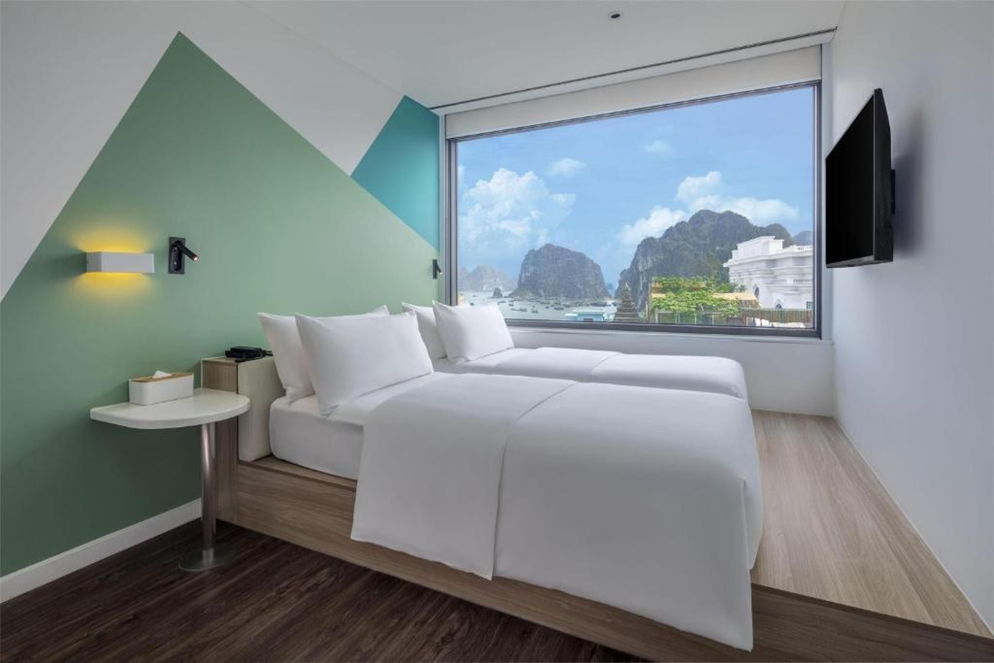 Tru by Hilton Ha Long Hon Gai Centre - Hình 2