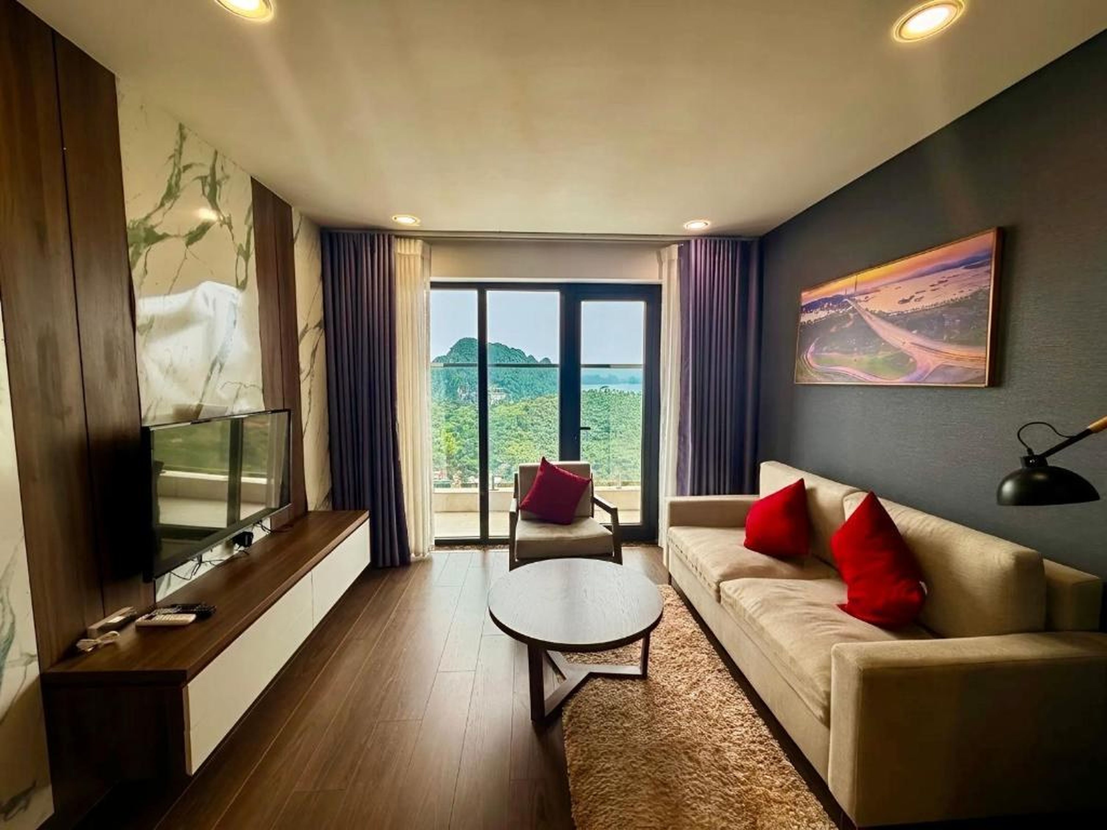 Spacious 2BR Apartment in Hon Gai Center, Ha Long - Hình 5