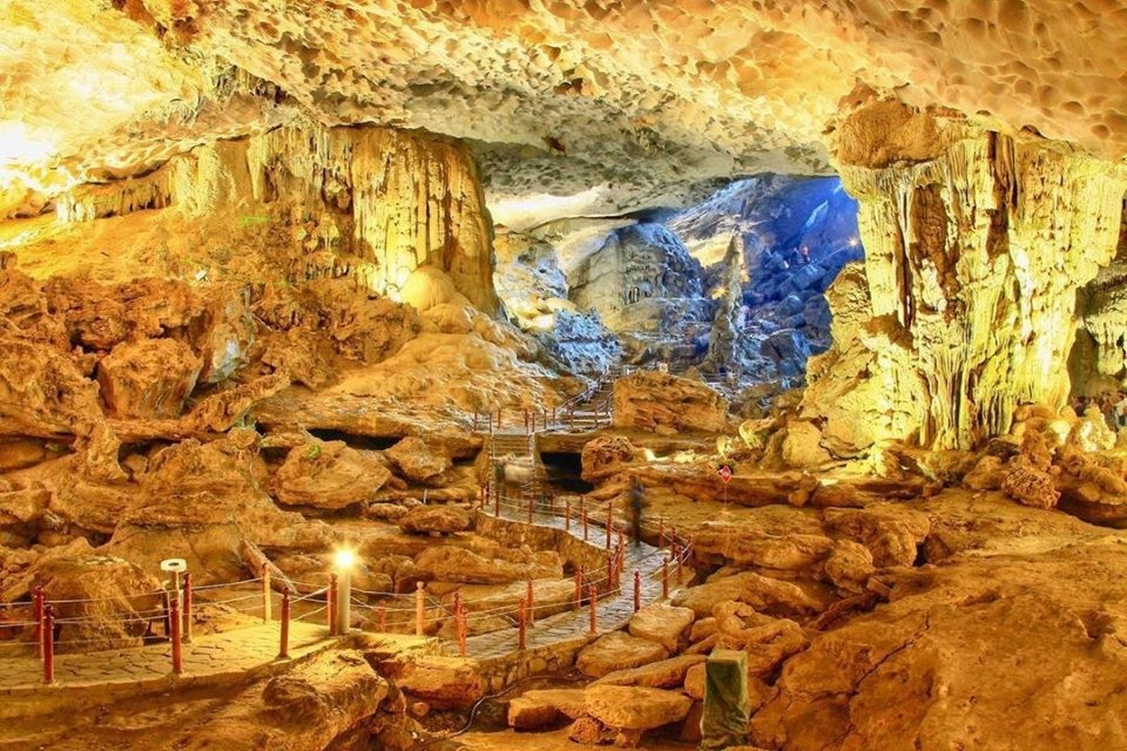 Triển ngay du lịch Vịnh Hạ Long trong ngày cực thú vị - Hình 2