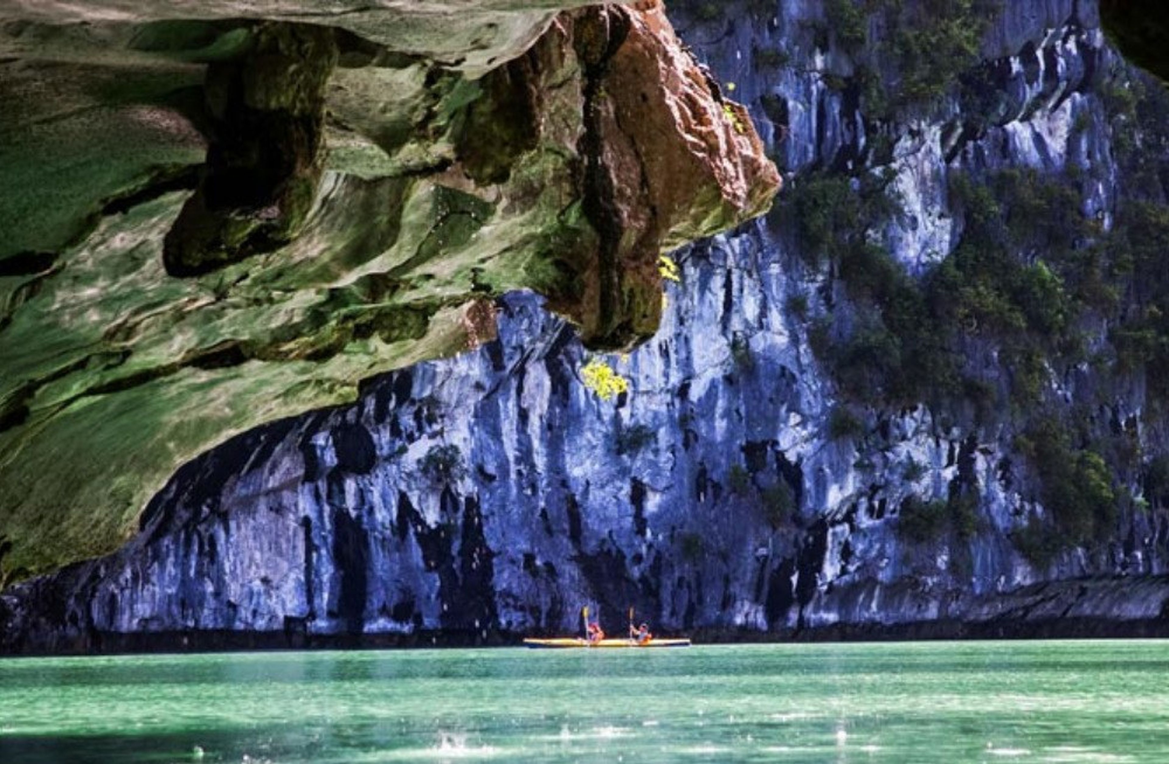 Hang Sáng Tối - Chèo thuyền Kayak khám phá hang động đầy huyền bí - Hình 4