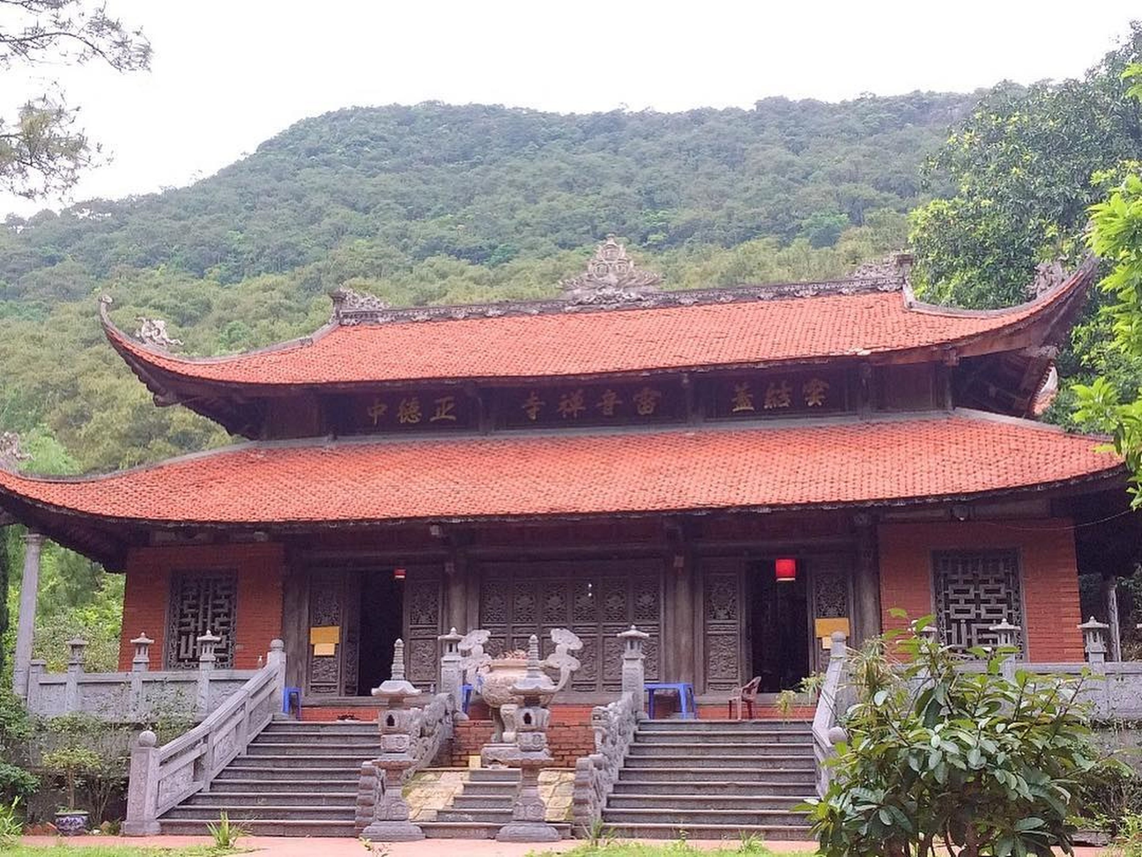 Chùa Lôi Âm - Tìm về nét đẹp tiên cảnh chốn thanh tịnh tại ngôi chùa cổ - Hình 2
