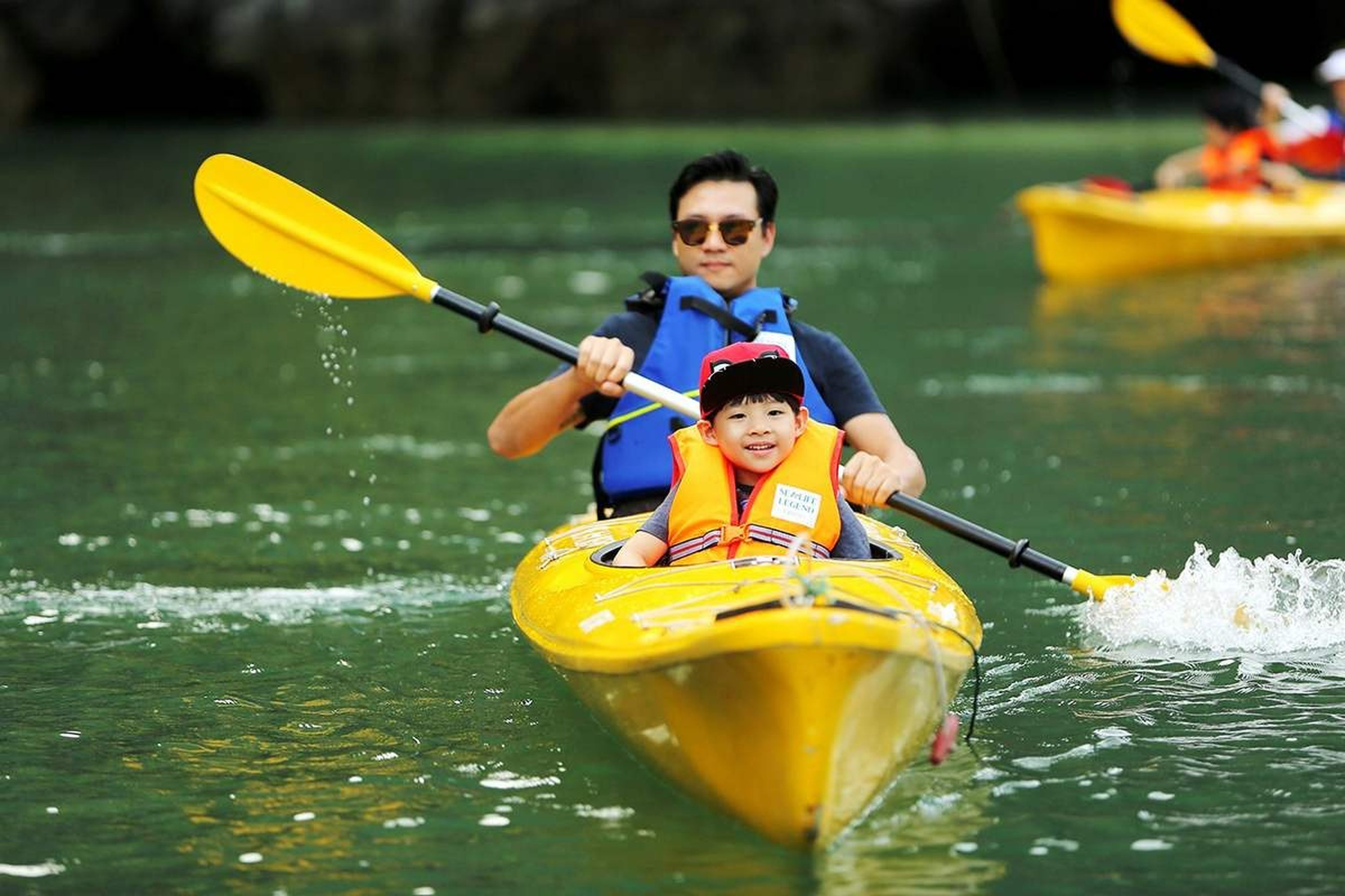 Hang Sáng Tối - Chèo thuyền Kayak khám phá hang động đầy huyền bí - Hình 1