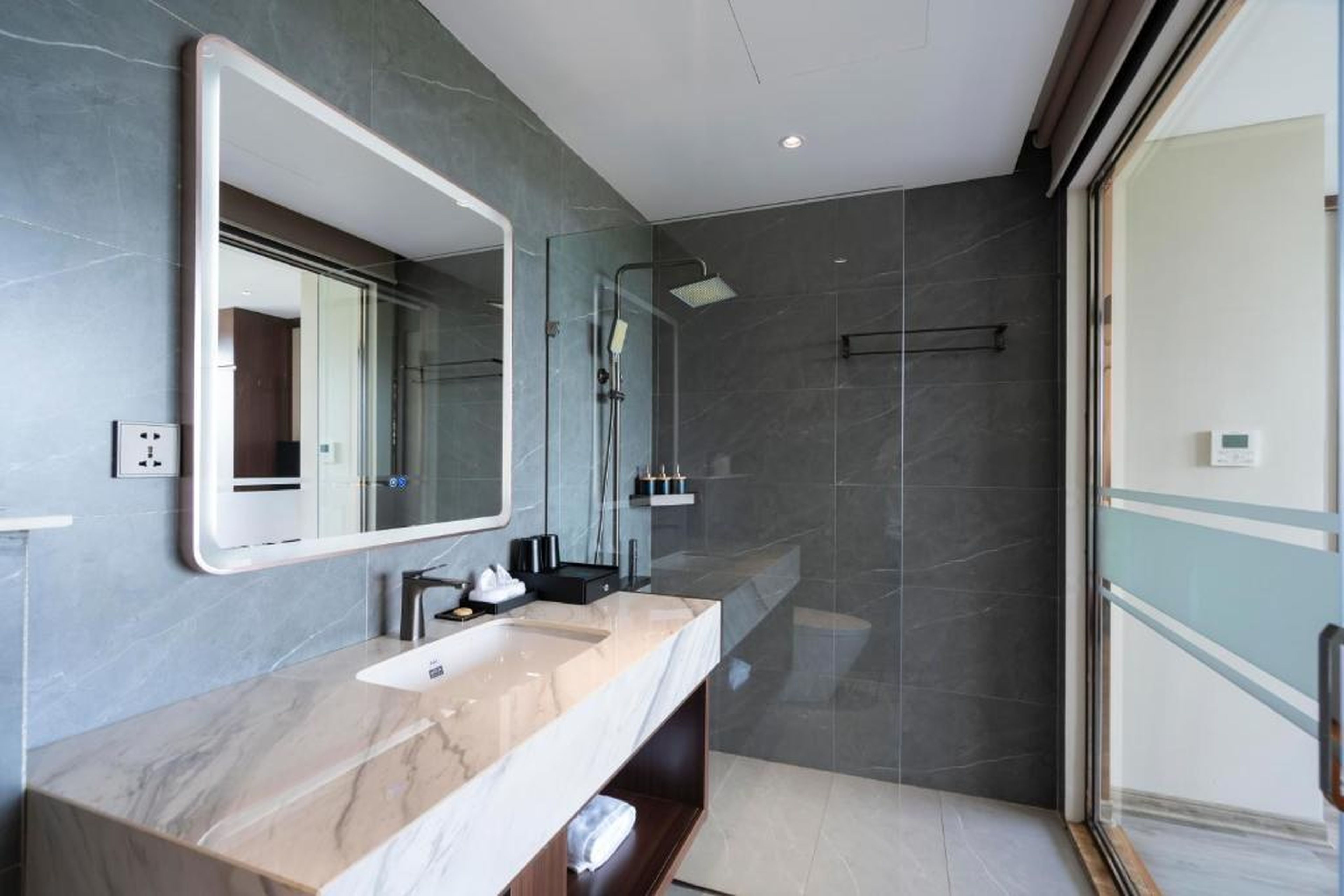 Ruby Hotel Van Don - Hình 42