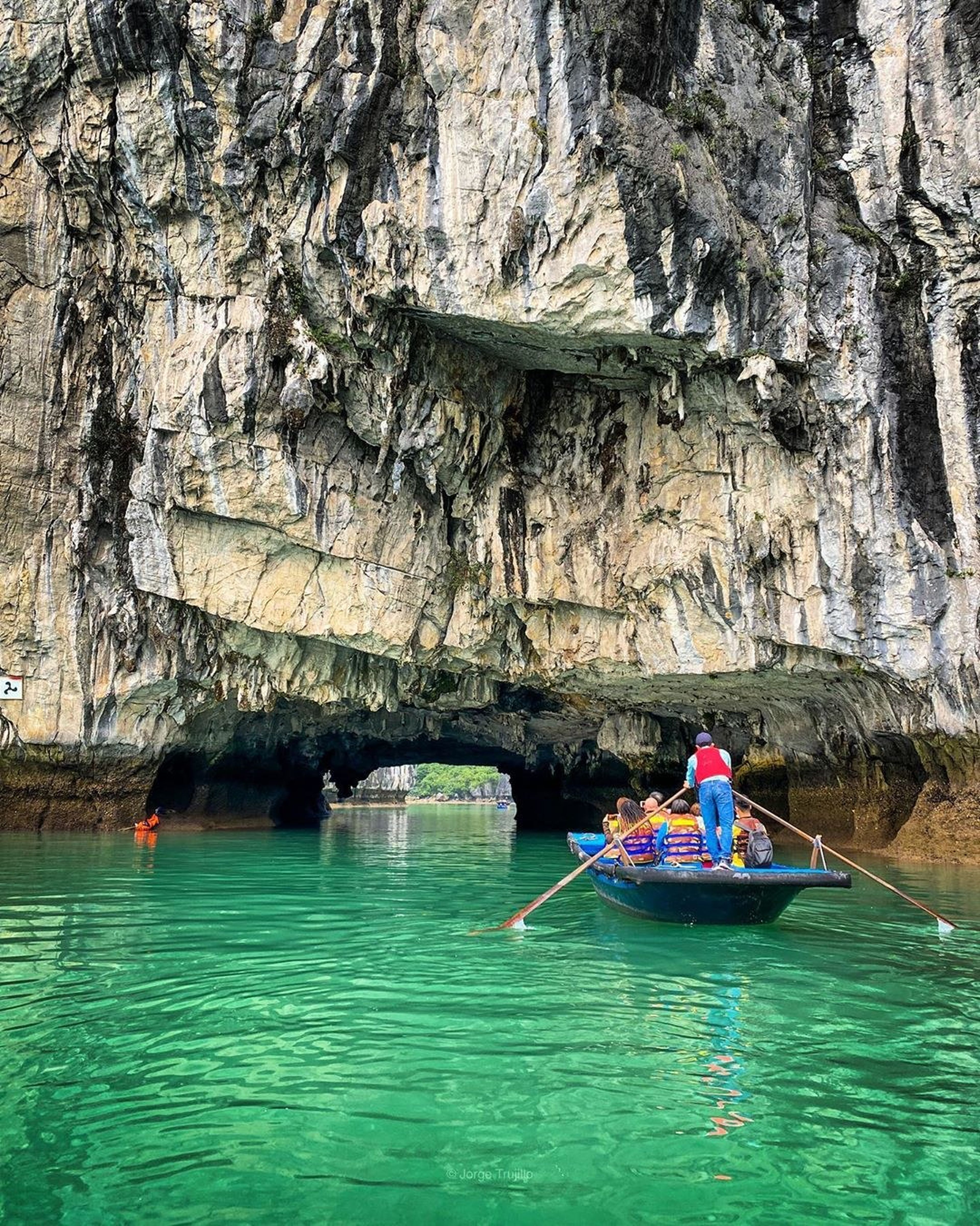 Hang Luồn Hạ Long – Chốn tiên cảnh nơi Vịnh Lan Hạ - Hình 11