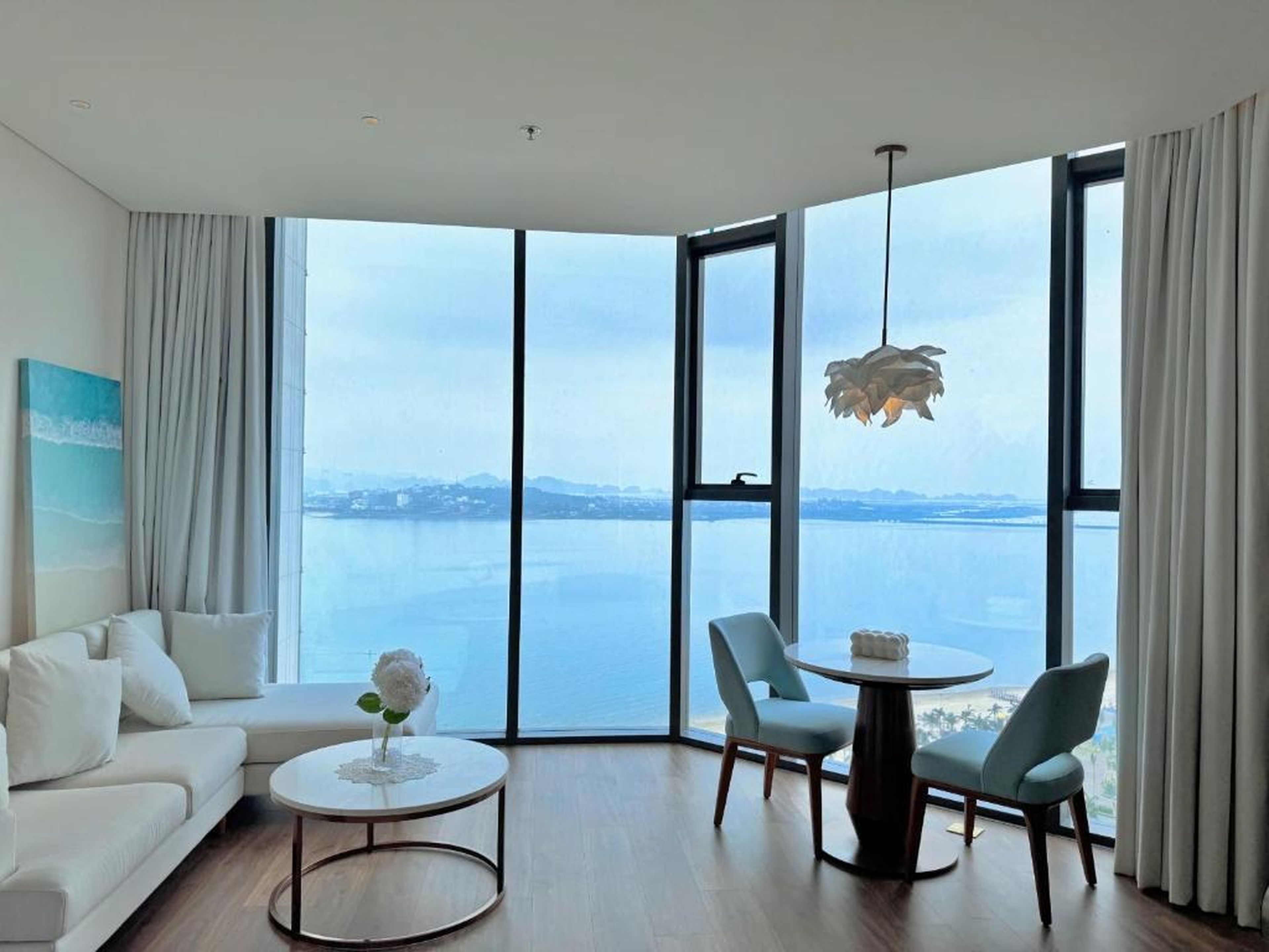 A La Carte Ha Long Bay Seaside Apartments - Hình 8