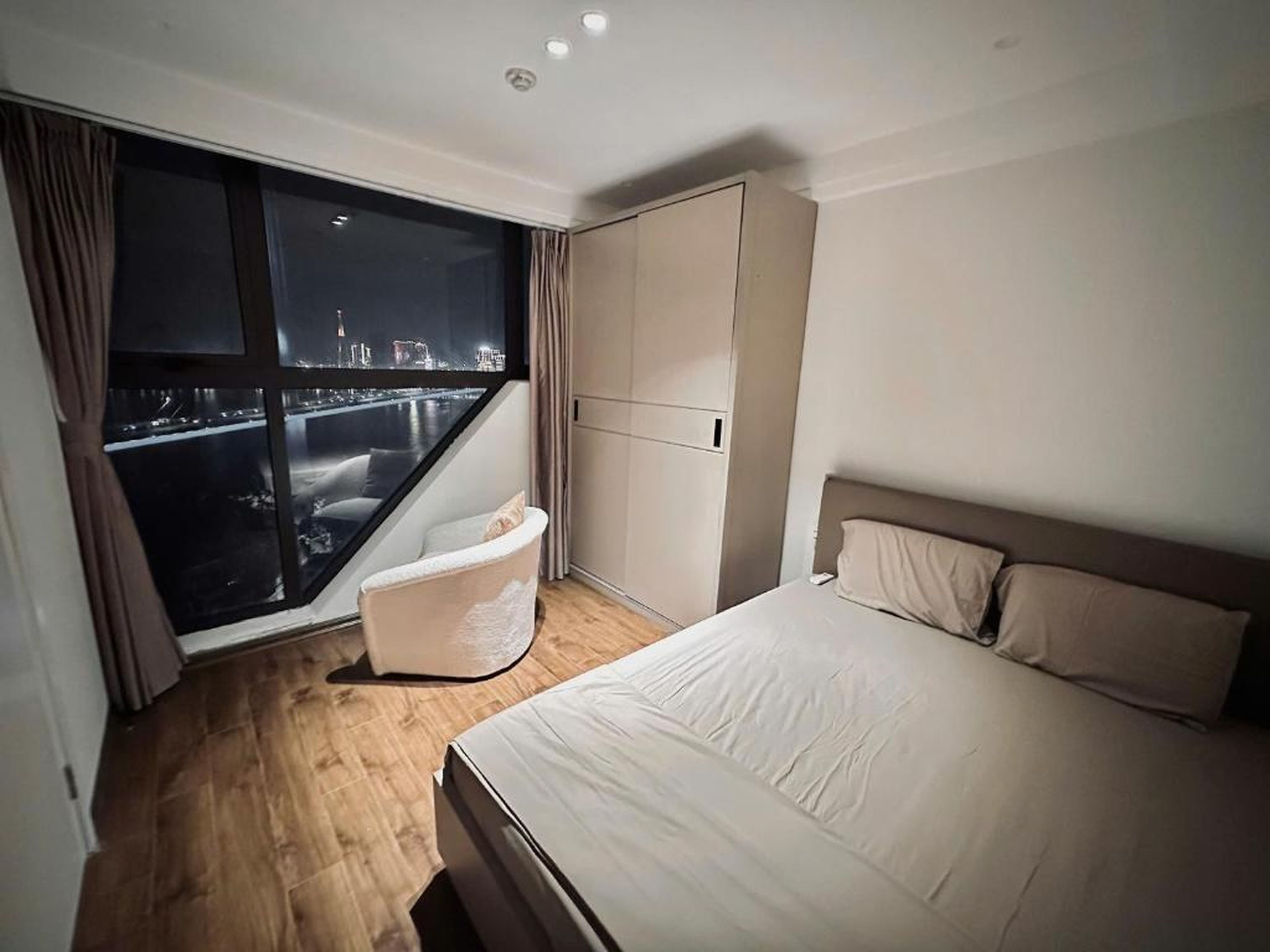 Apartment on 20th & 31st floor, Bai Chay Bridge & Ha Long Bay view - Hình 43