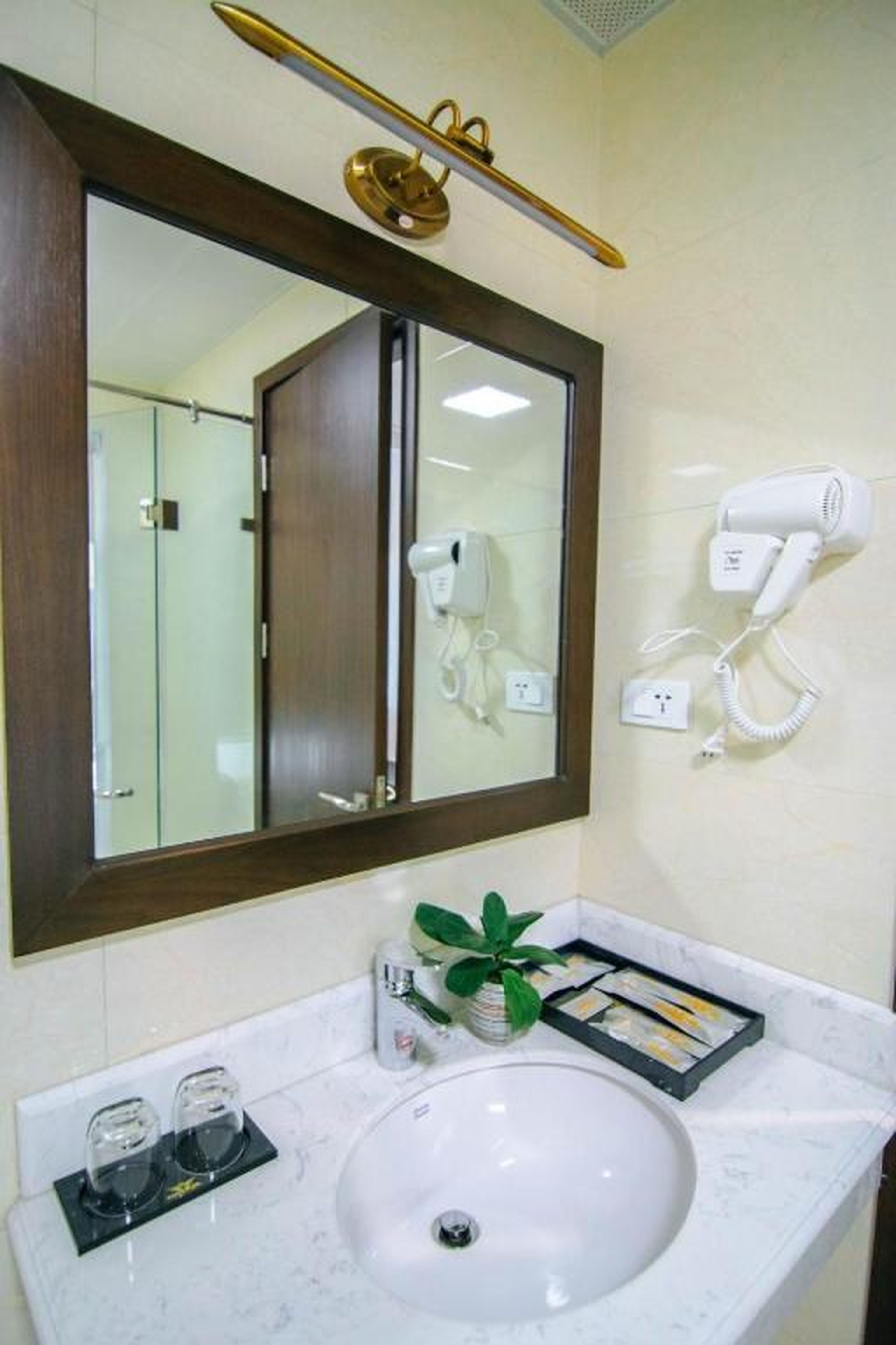 Topone Halong Hotel - Hình 26