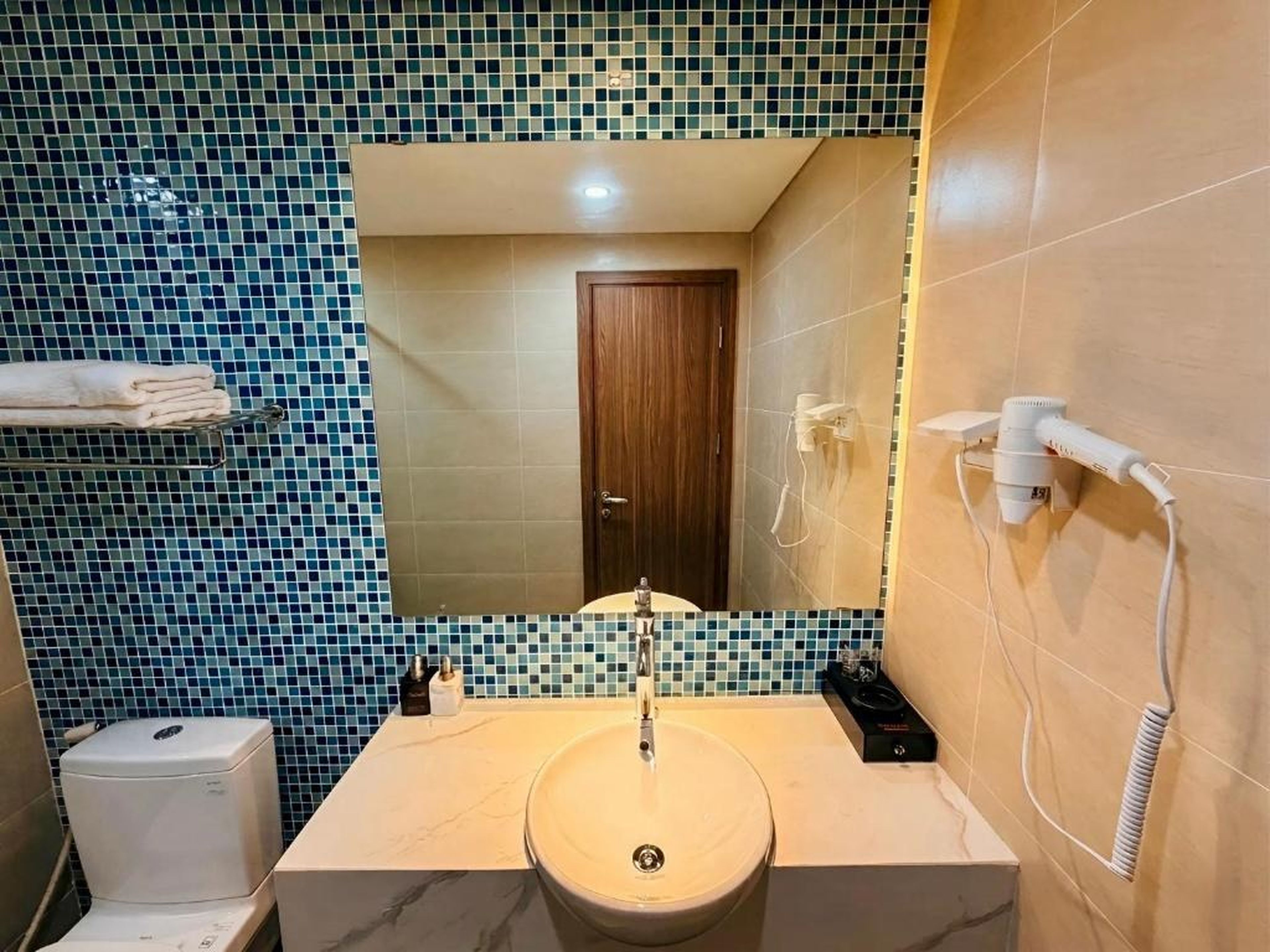 Spacious 2BR Apartment in Hon Gai Center, Ha Long - Hình 23