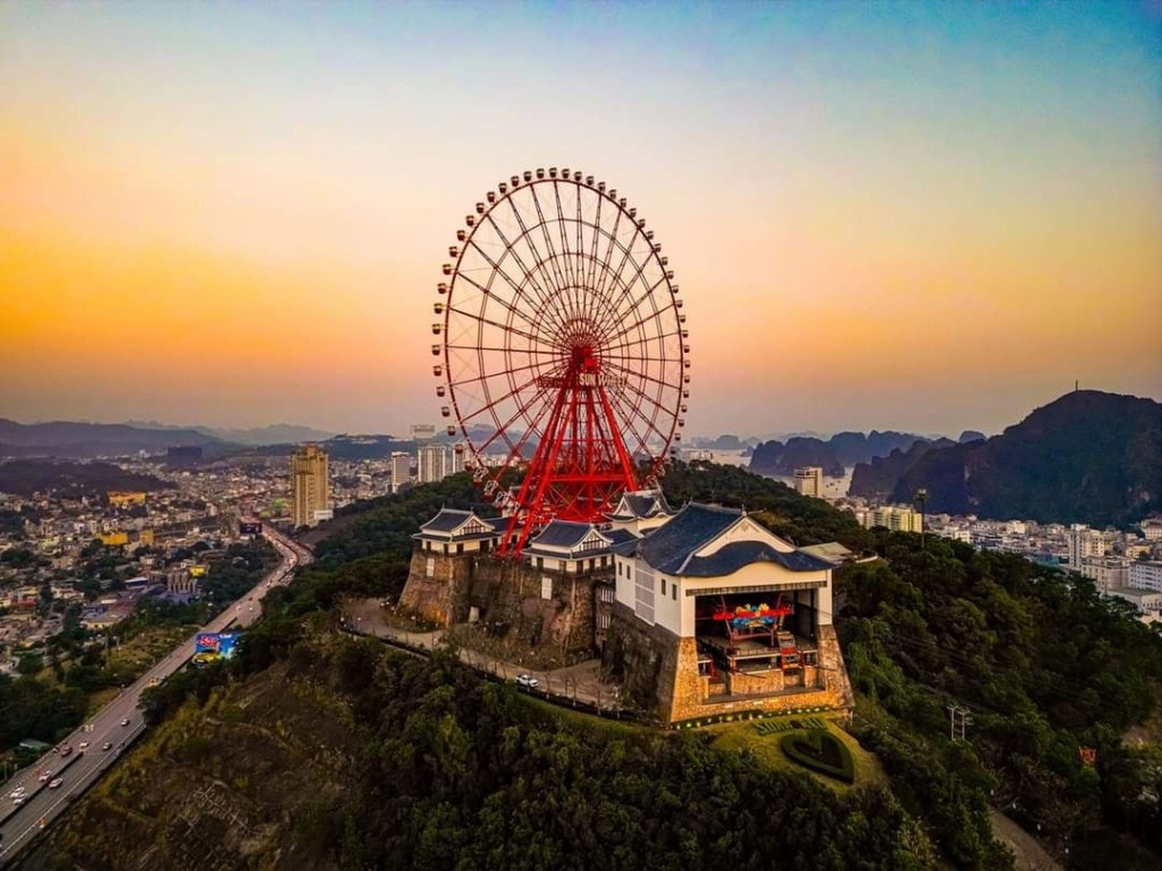 Visit Ha Long Bay and Enjoy Countless Exciting Activities at Sun World Ha Long - Hình 1
