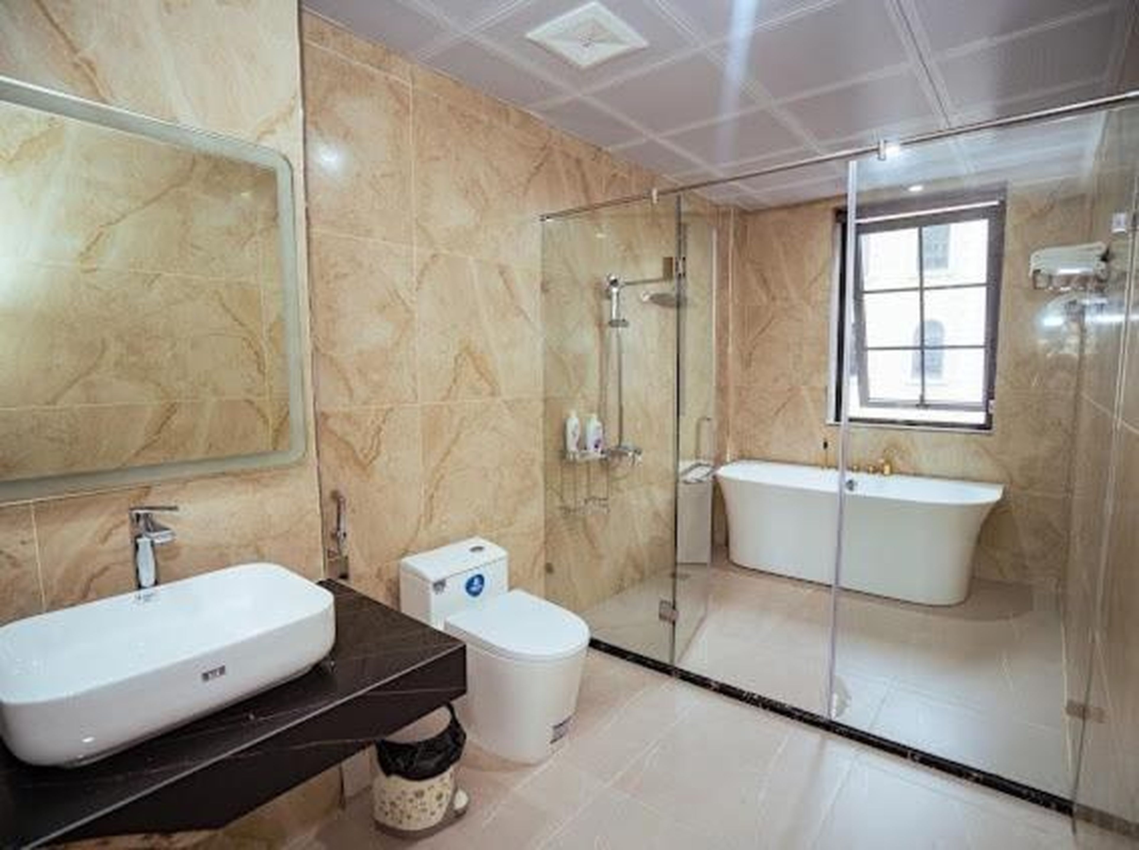 Lucasta Hotel Ha Long - Hình 37