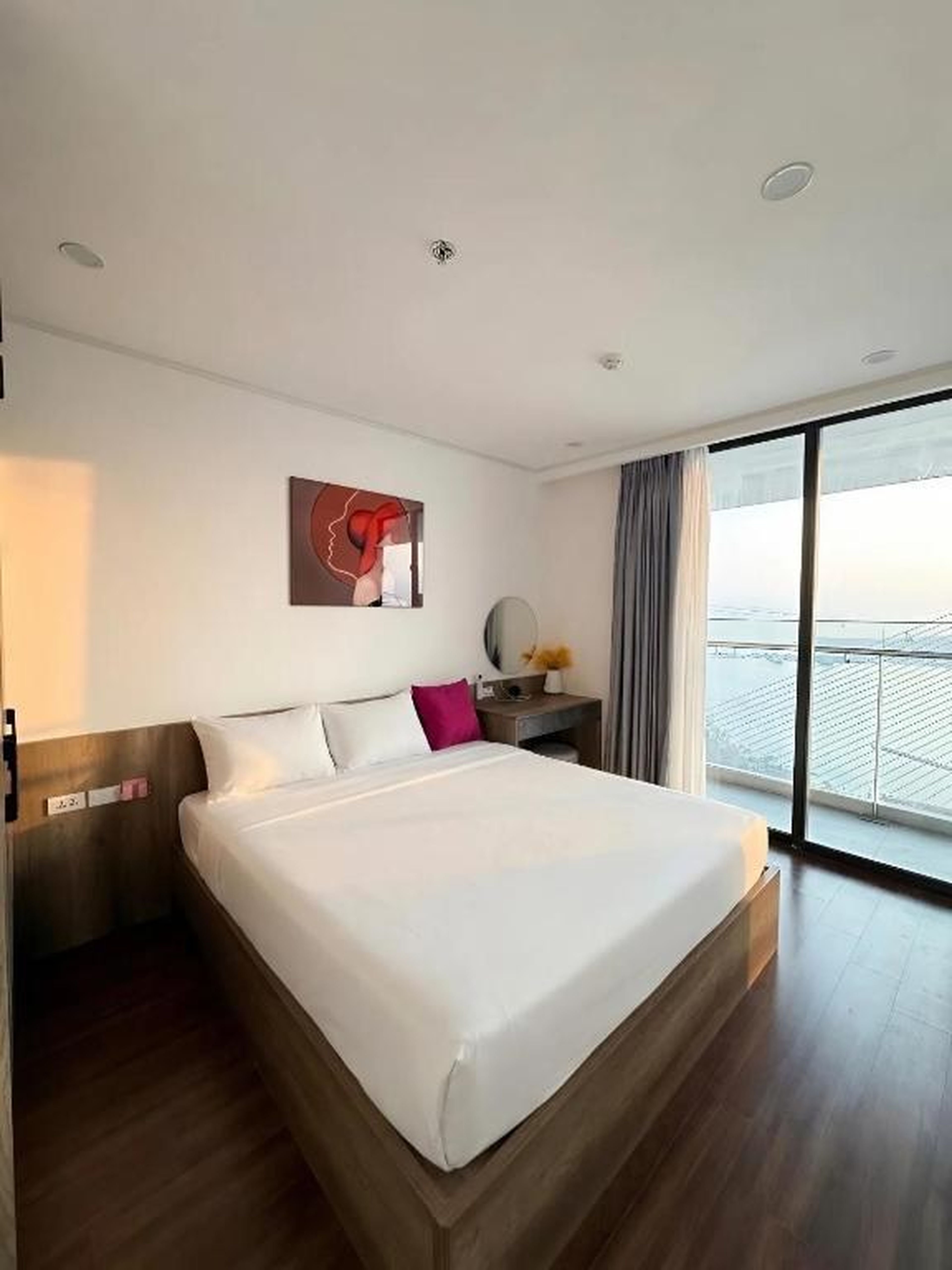 Family - Friendly 2BR Sea View Apartment - Green Diamond Ha Long - Hình 7