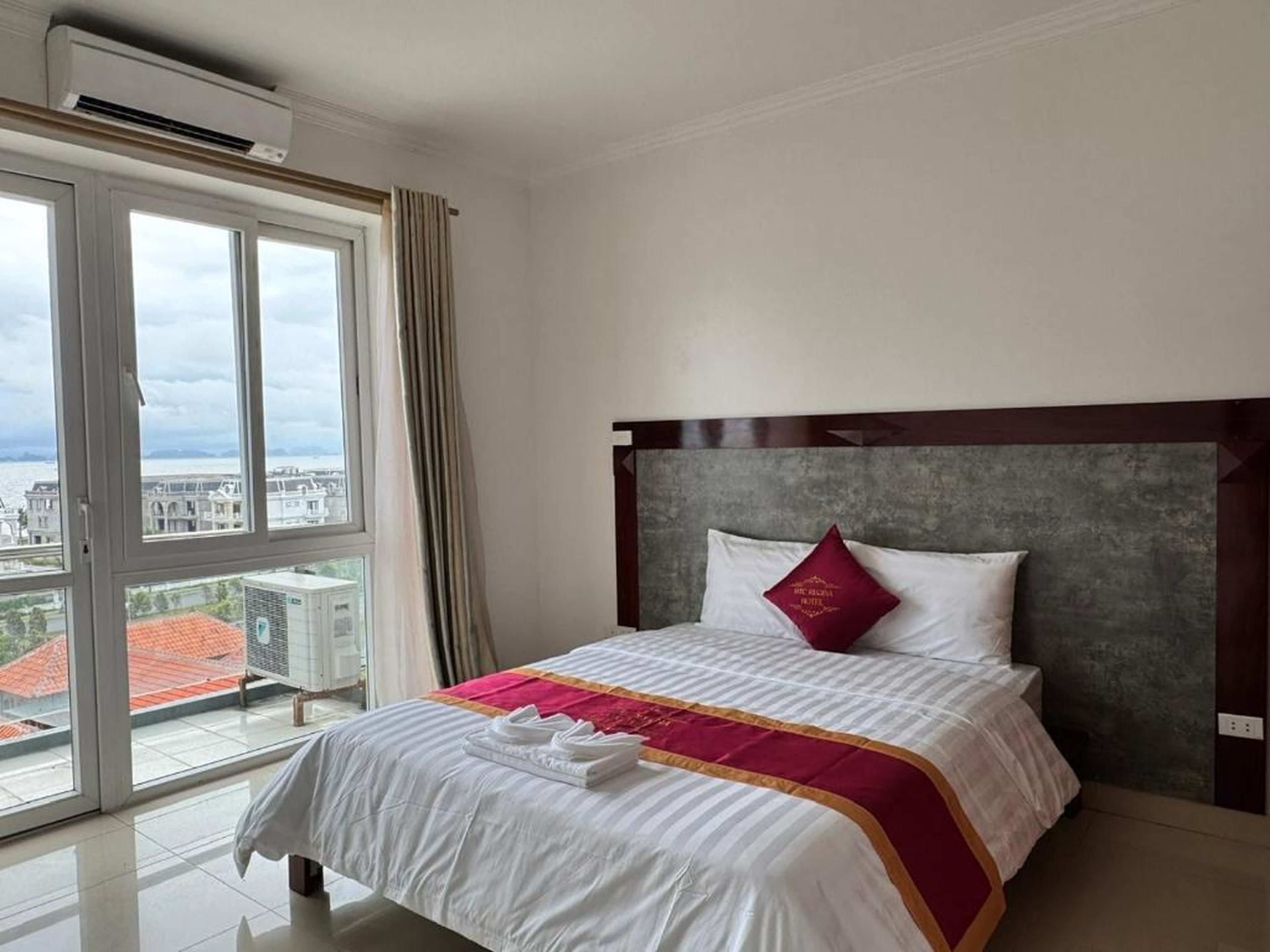 Htc regina hotel - Hình 23
