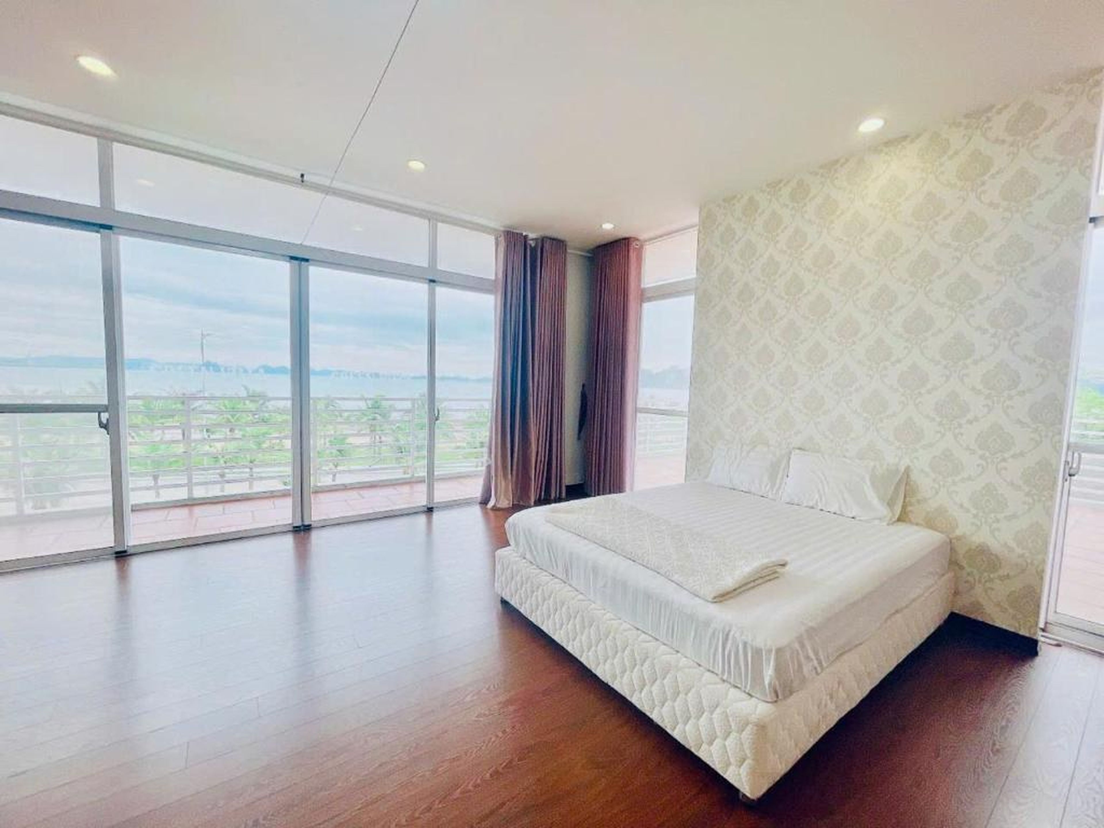 Chuỗi villa mặt biển Tuần Châu - Hạ Long 9 ngủ siêu rộng - sát biển - bể bơi - nướng BBQ - Hình 5