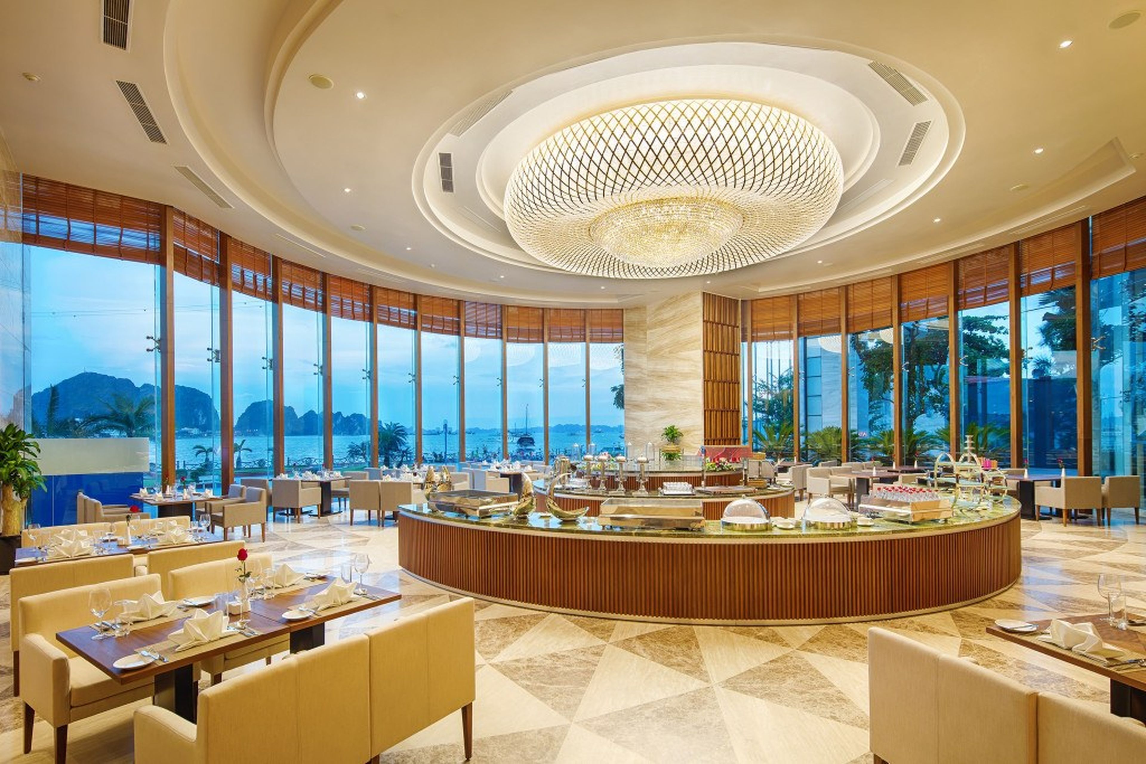 Chiêm ngưỡng trọn vẹn cầu Bãi Cháy tại khách sạn Wyndham Legend Hạ Long - Hình 5