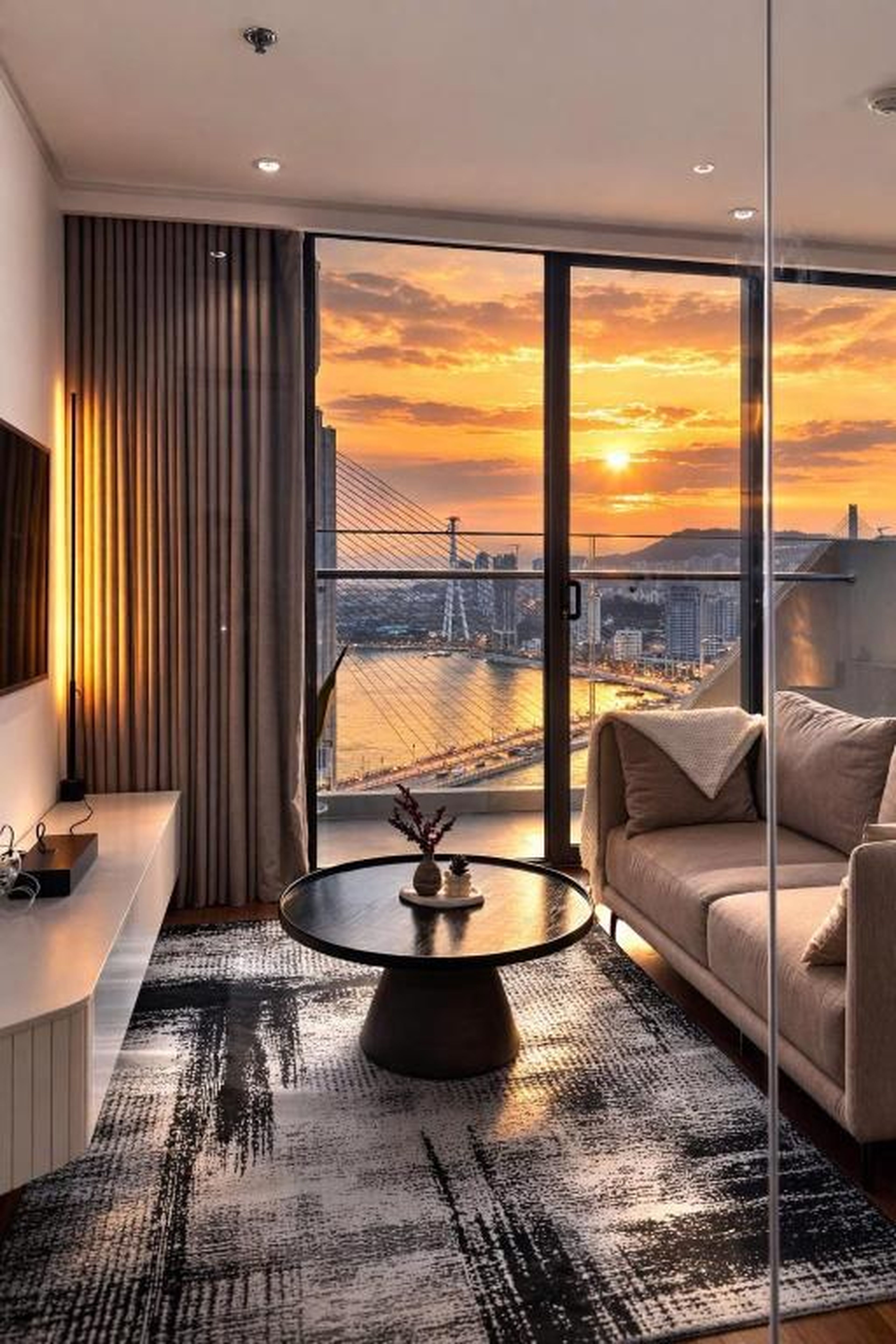 Apartment on 20th & 31st floor, Bai Chay Bridge & Ha Long Bay view - Hình 4
