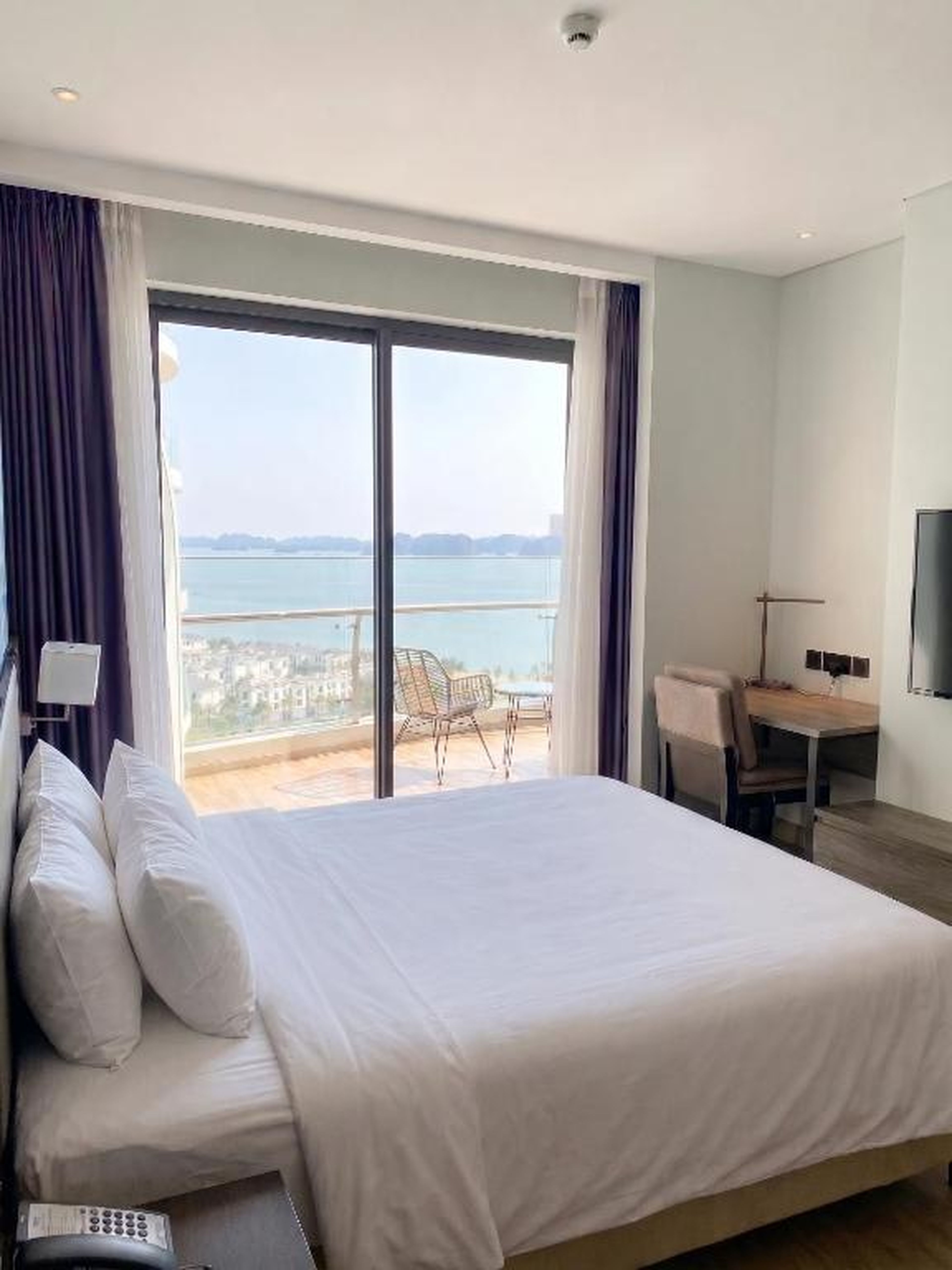 Residence By the Ha Long Beach Citadines Marina 1BR - Hình 1