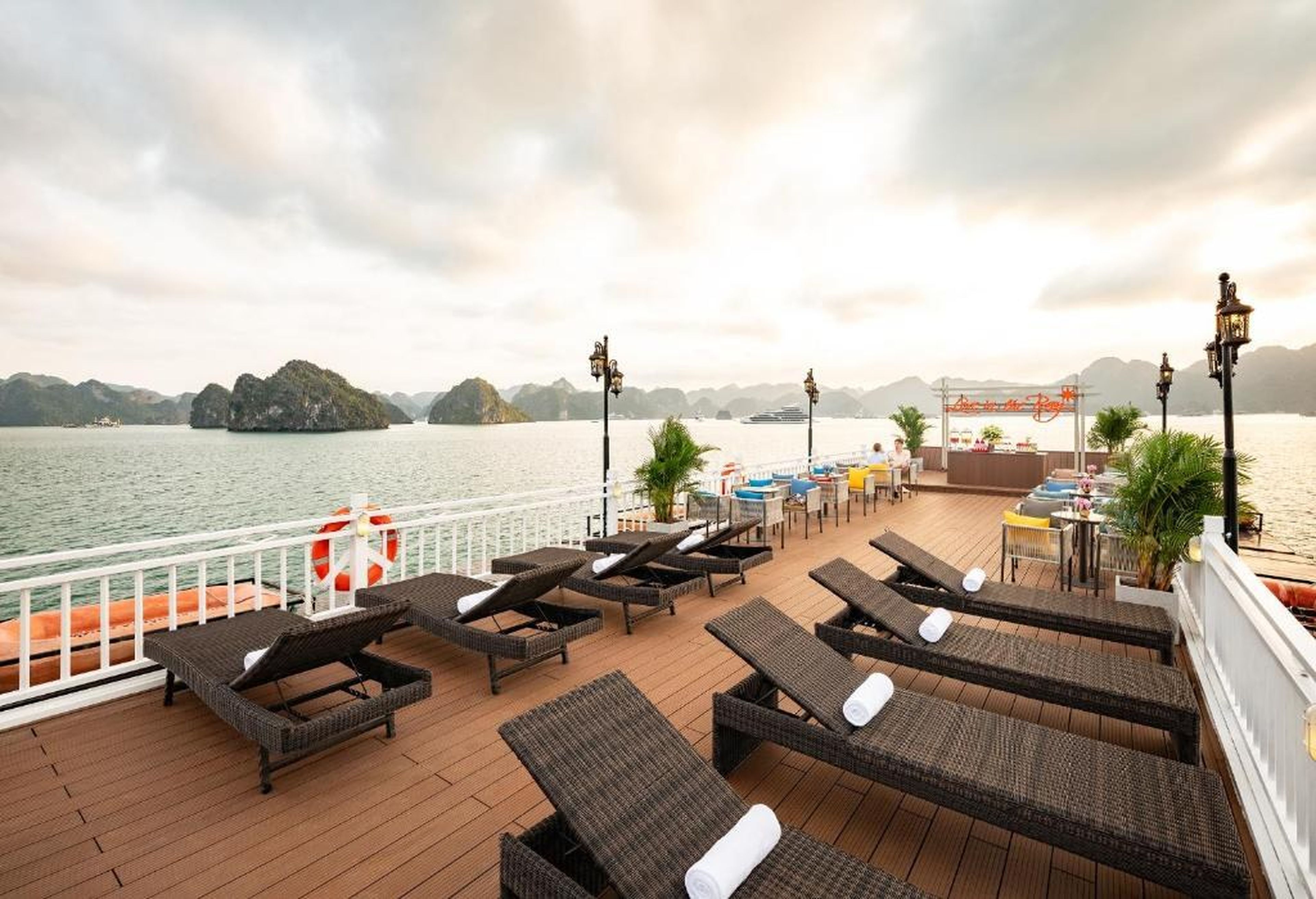Cozy Bay Cruise - Hình 8