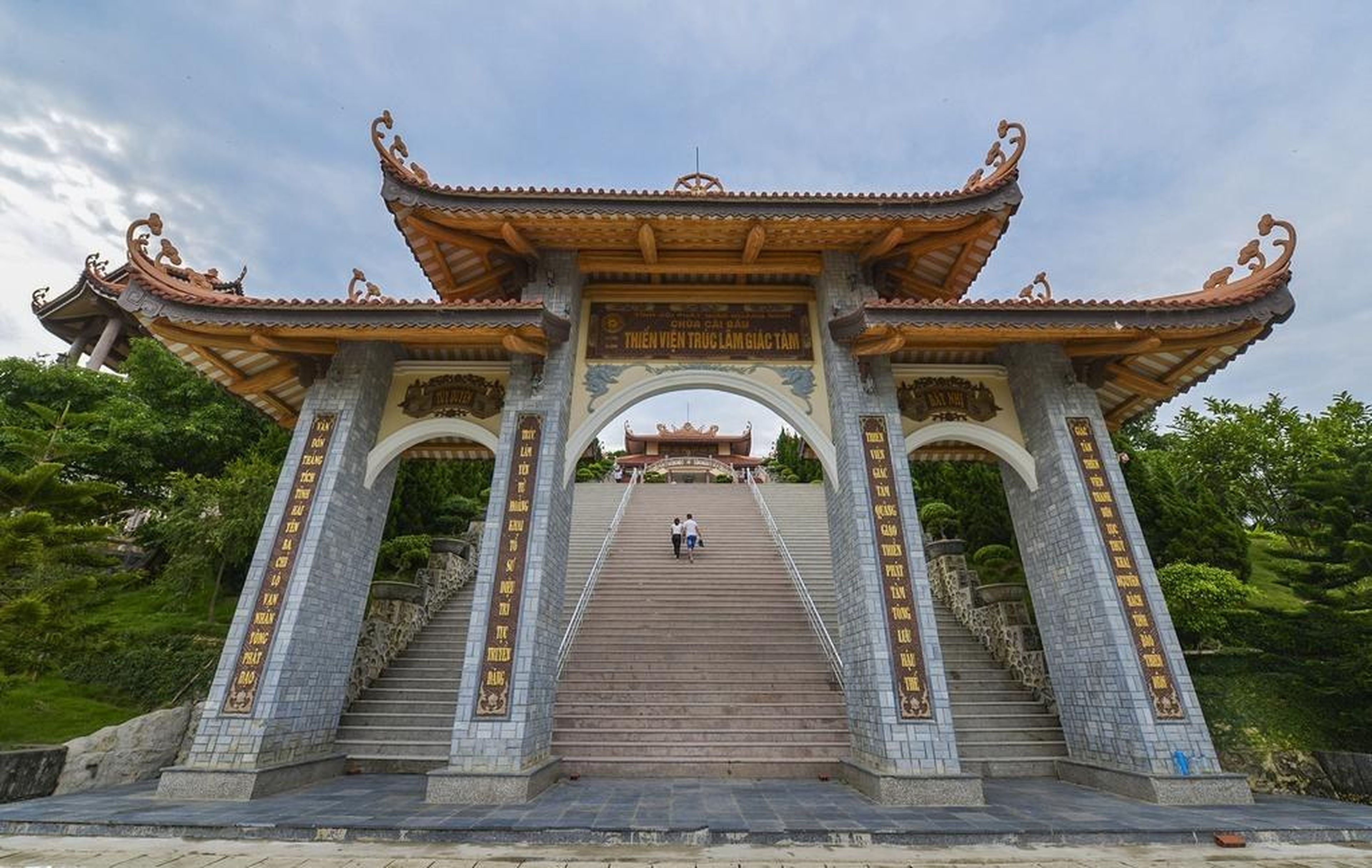 拜子龙湾畔的美丽盖保寺 - Hình 3