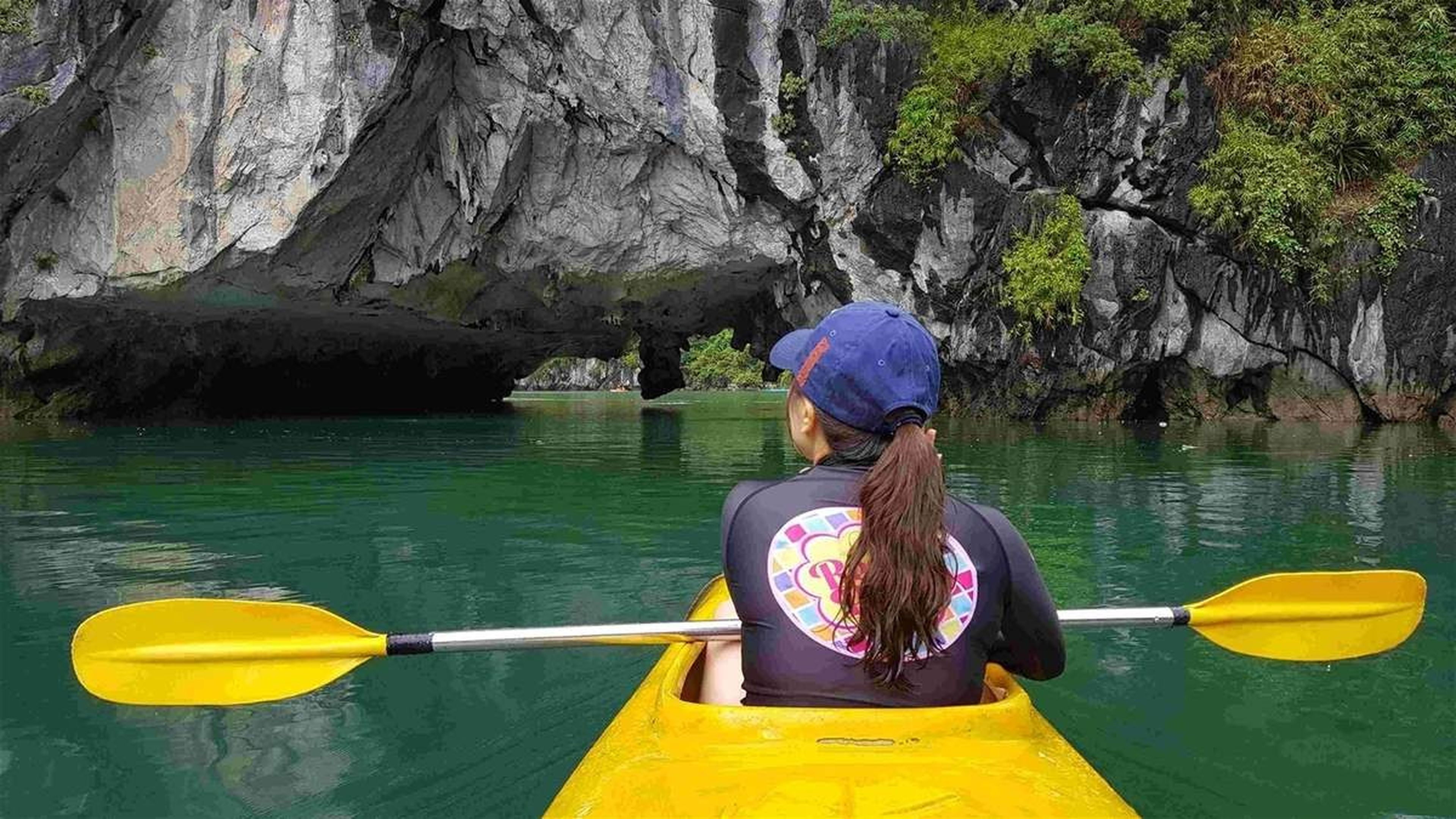 Hang Sáng Tối - Chèo thuyền Kayak khám phá hang động đầy huyền bí - Hình 3