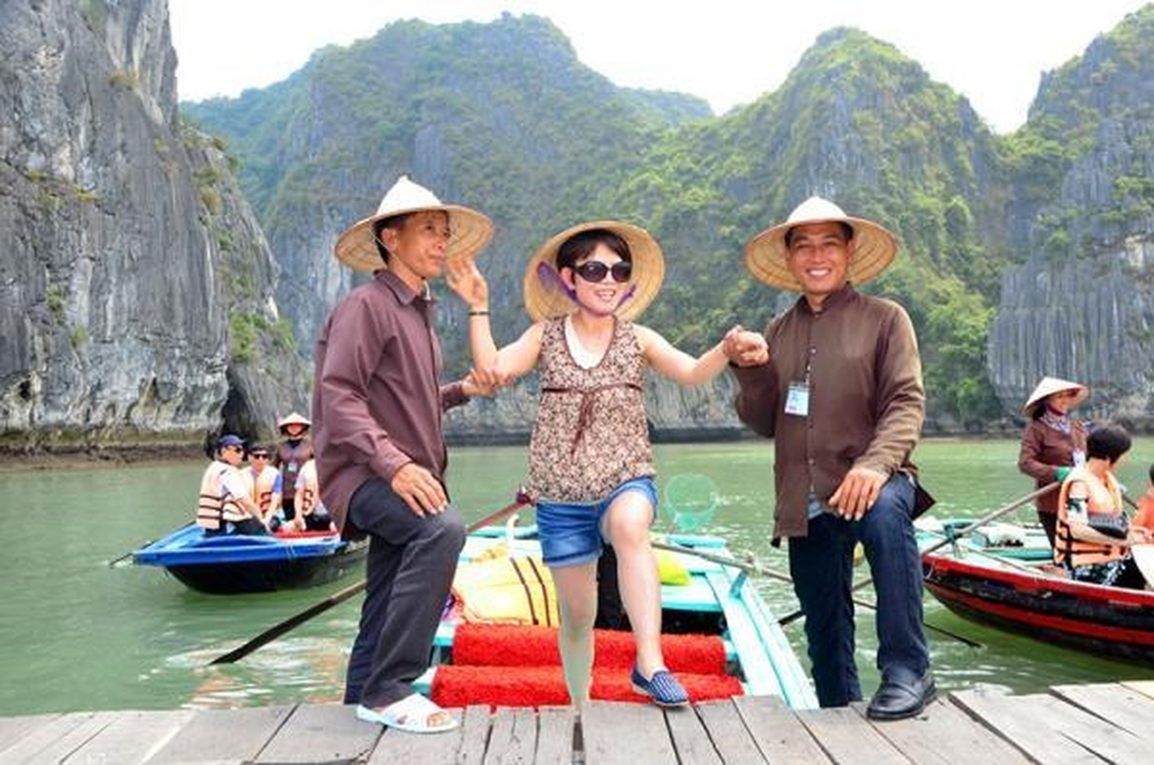 Discovering the Boat-Rowing Profession on the Bay – A “Specialty” of Ha Long Bay - Hình 15