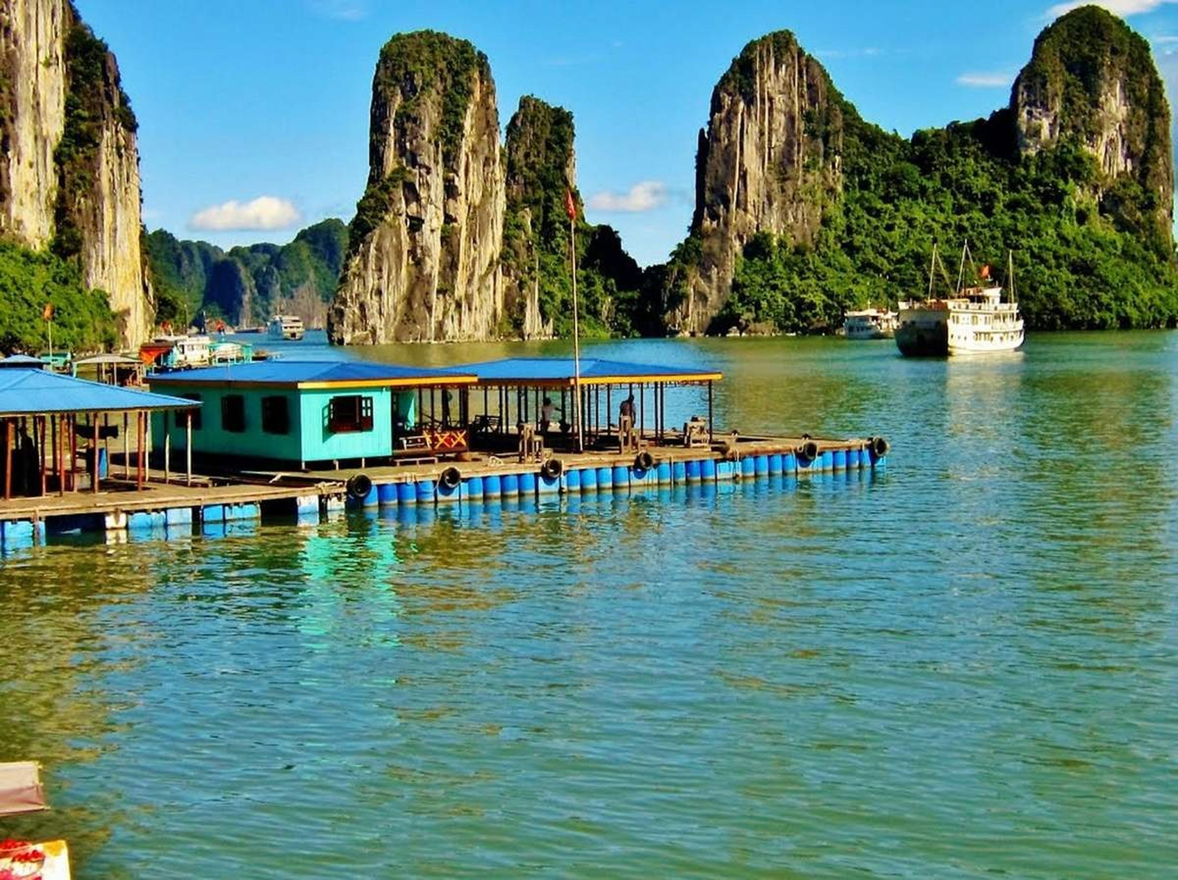 Làng chài Cửa Vạn - Ngôi làng nhỏ thanh bình giữa Vịnh Thiên Đường - Hình 4