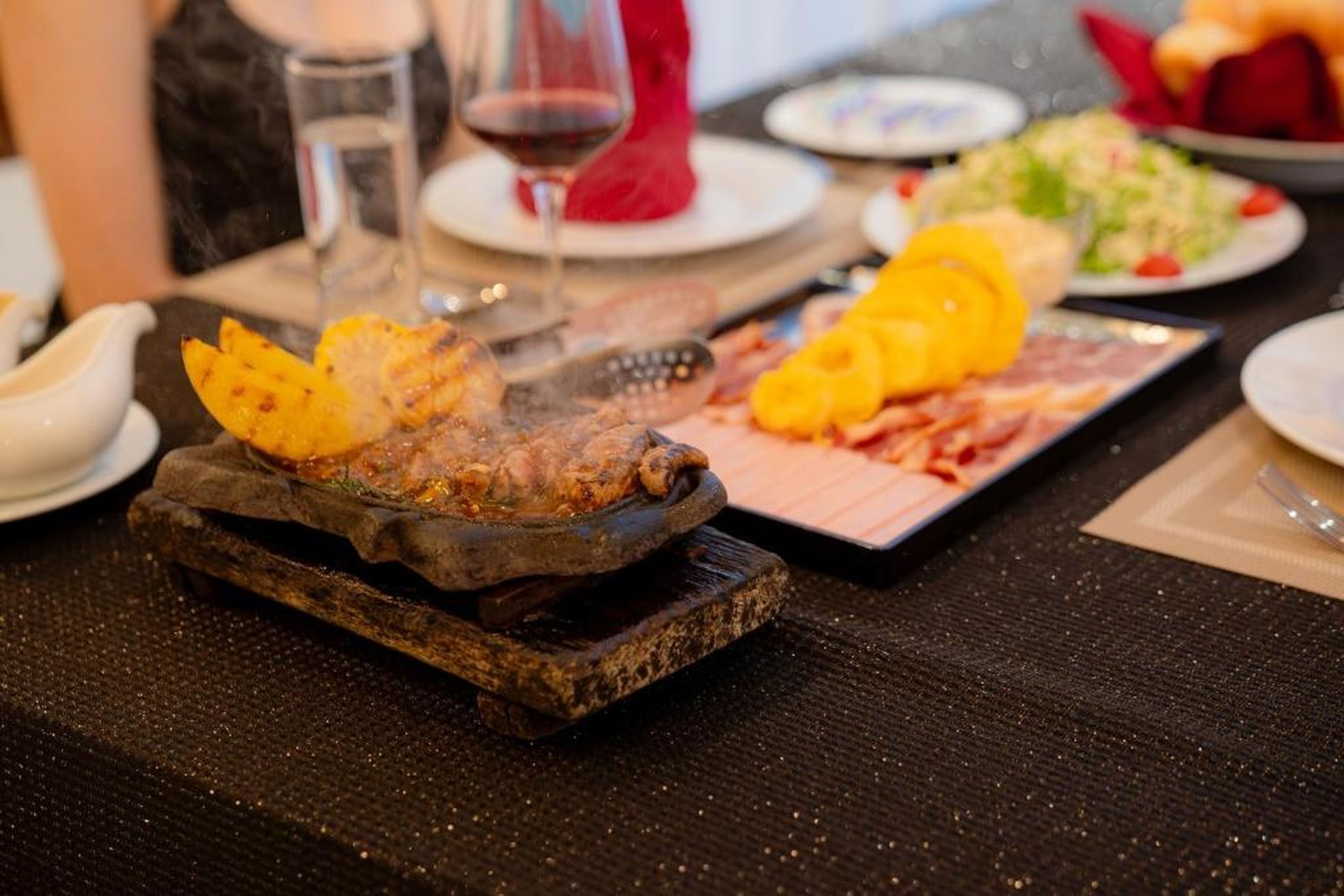 River Way Hotel Ha Long - 500m to Beach - Hình 19