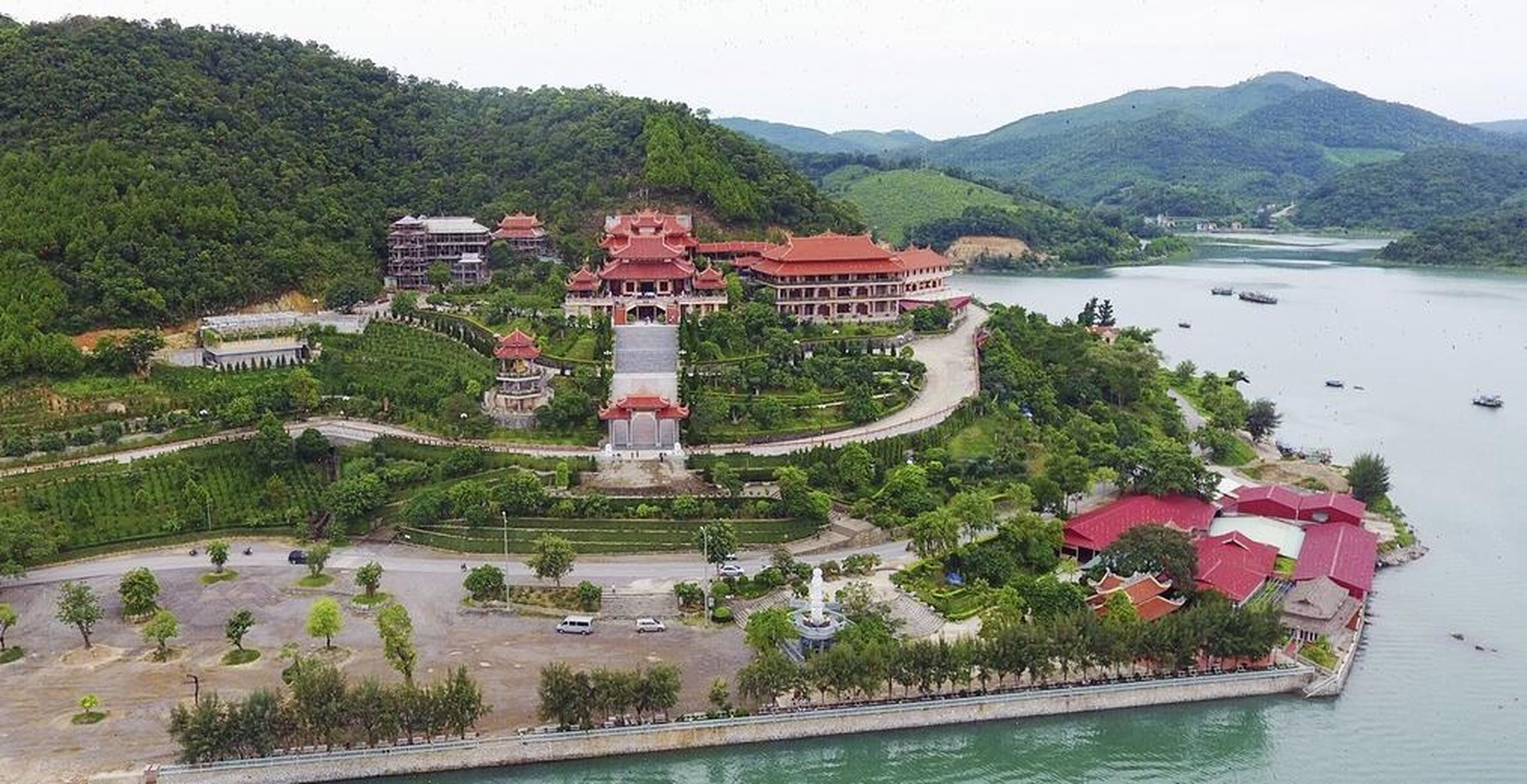拜子龙湾畔的美丽盖保寺 - Hình 1